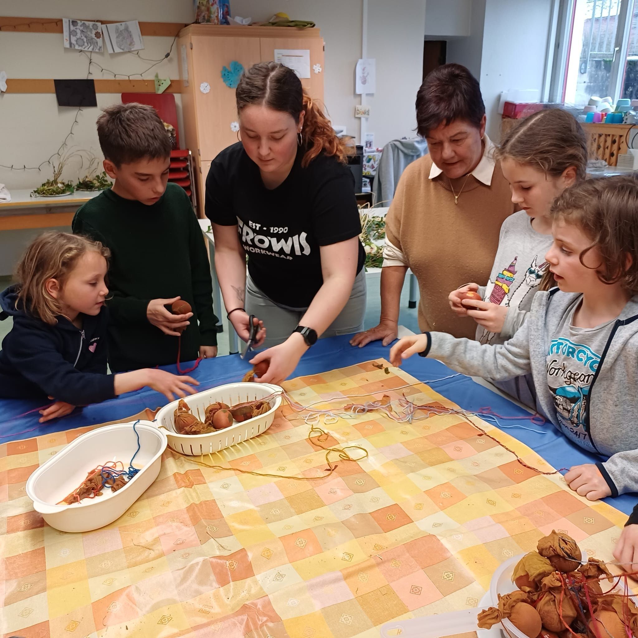 Mit viel Geduld und Kreativität gestalteten die Kinder ihre eigenen, natürlich gefärbten Ostereier.