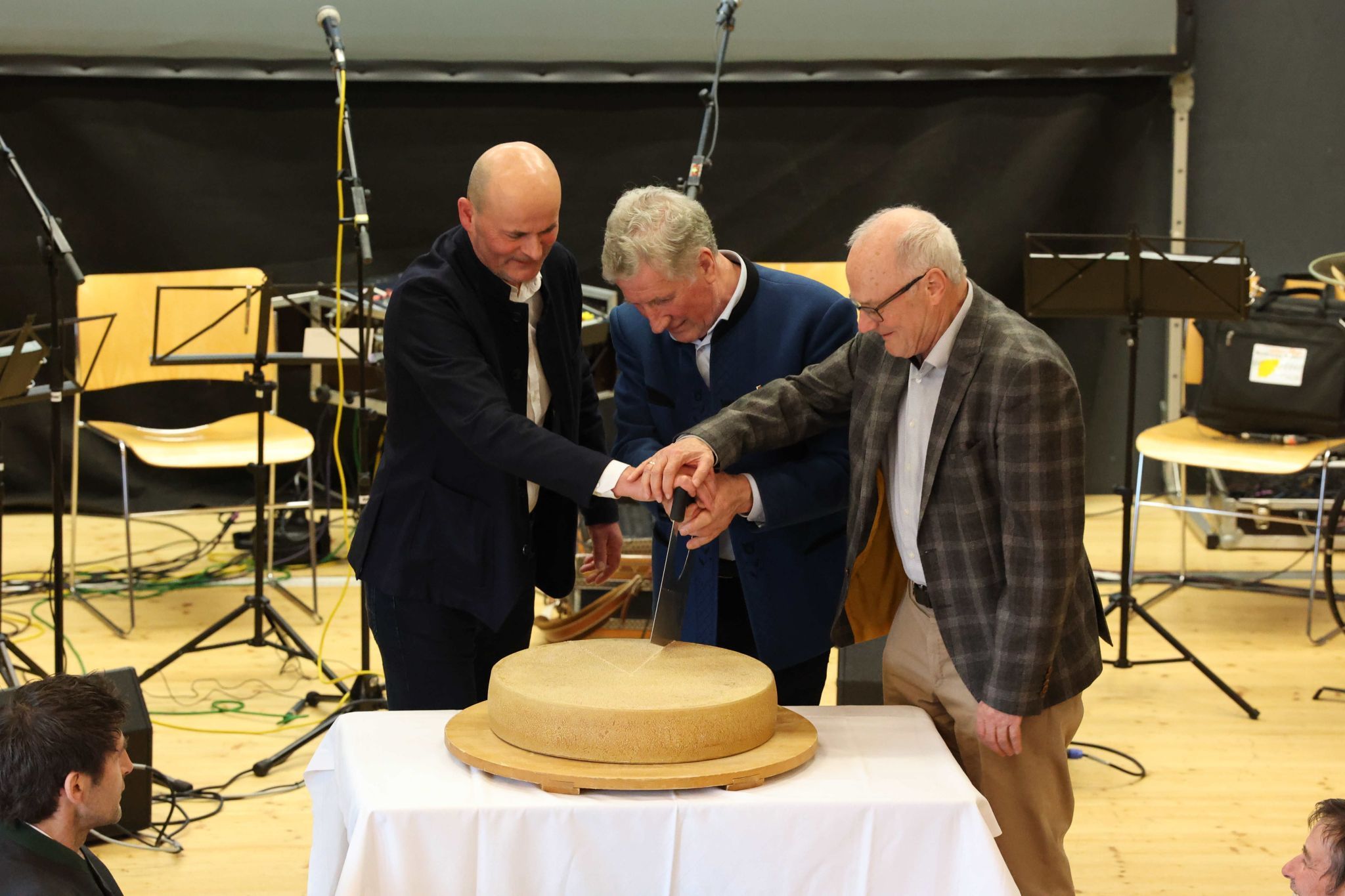 Anschnitt des Alpkäses.