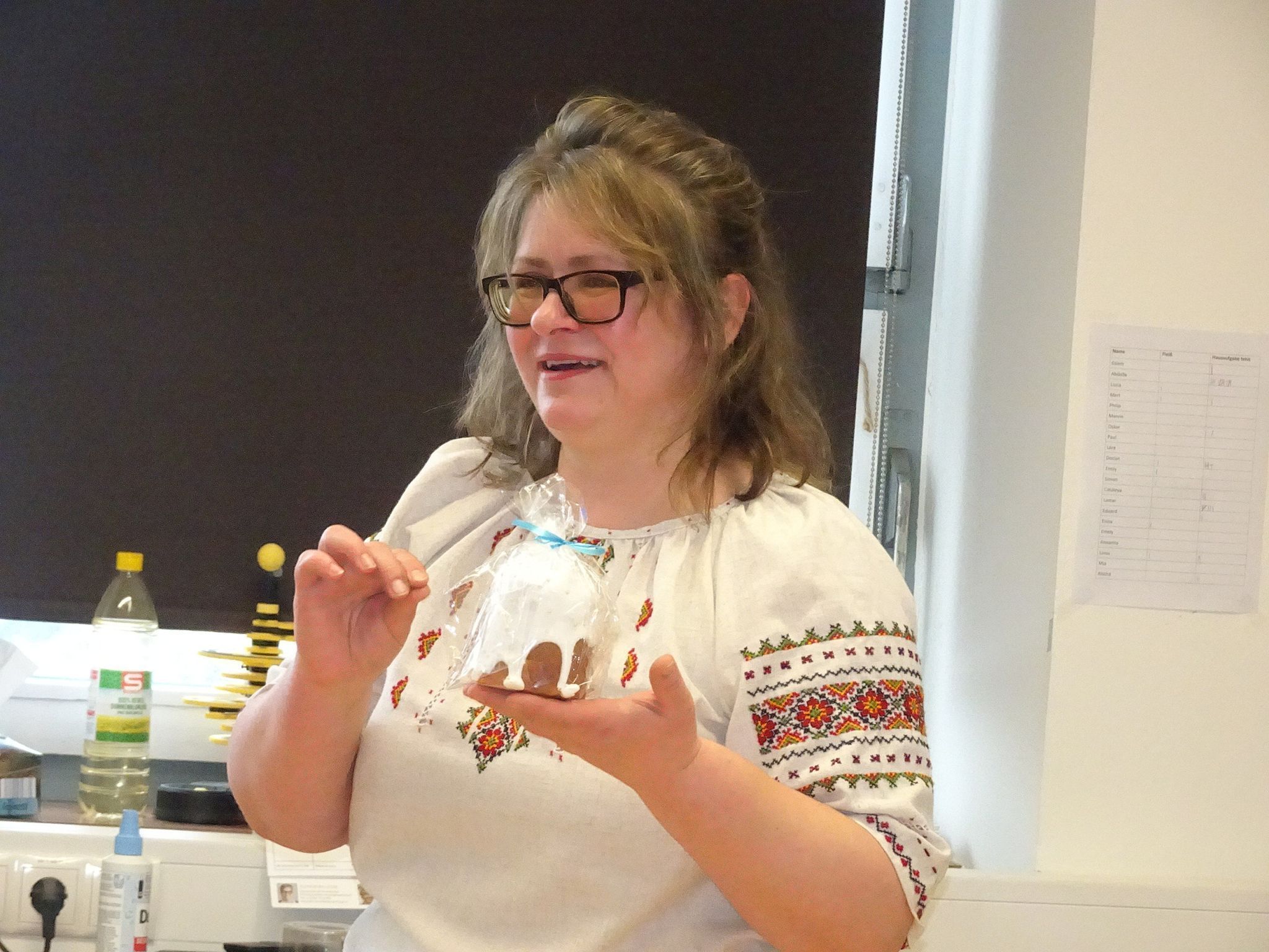 Als Geschenk gab es für die Kinder ein Pasca, ein ukrainisches Osterbrot. 