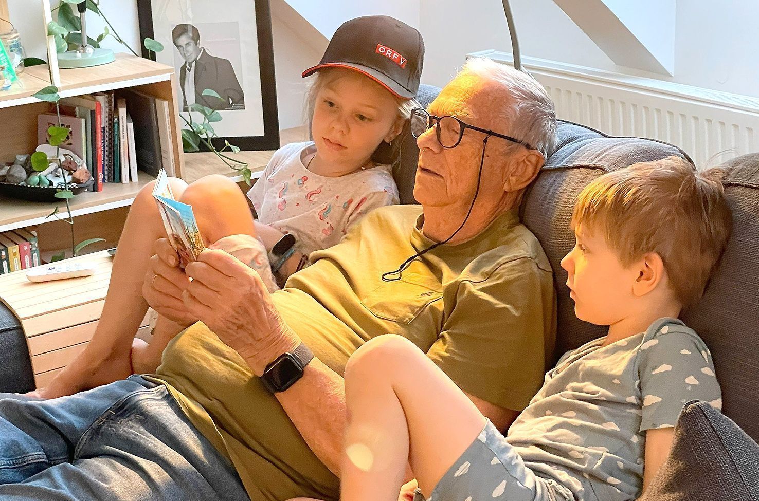 Wohlfühlzeit mit den Enkelkindern auf dem Sofa.