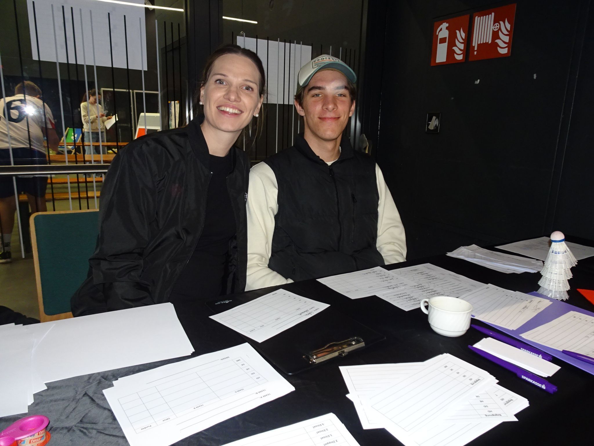 Organisatorin Elisabeth Obernosterer und Jakob Rinner freuten sich, dass sich wieder so viele begeisterte Badminton-Spielerinnen und -spieler angemeldet haben.