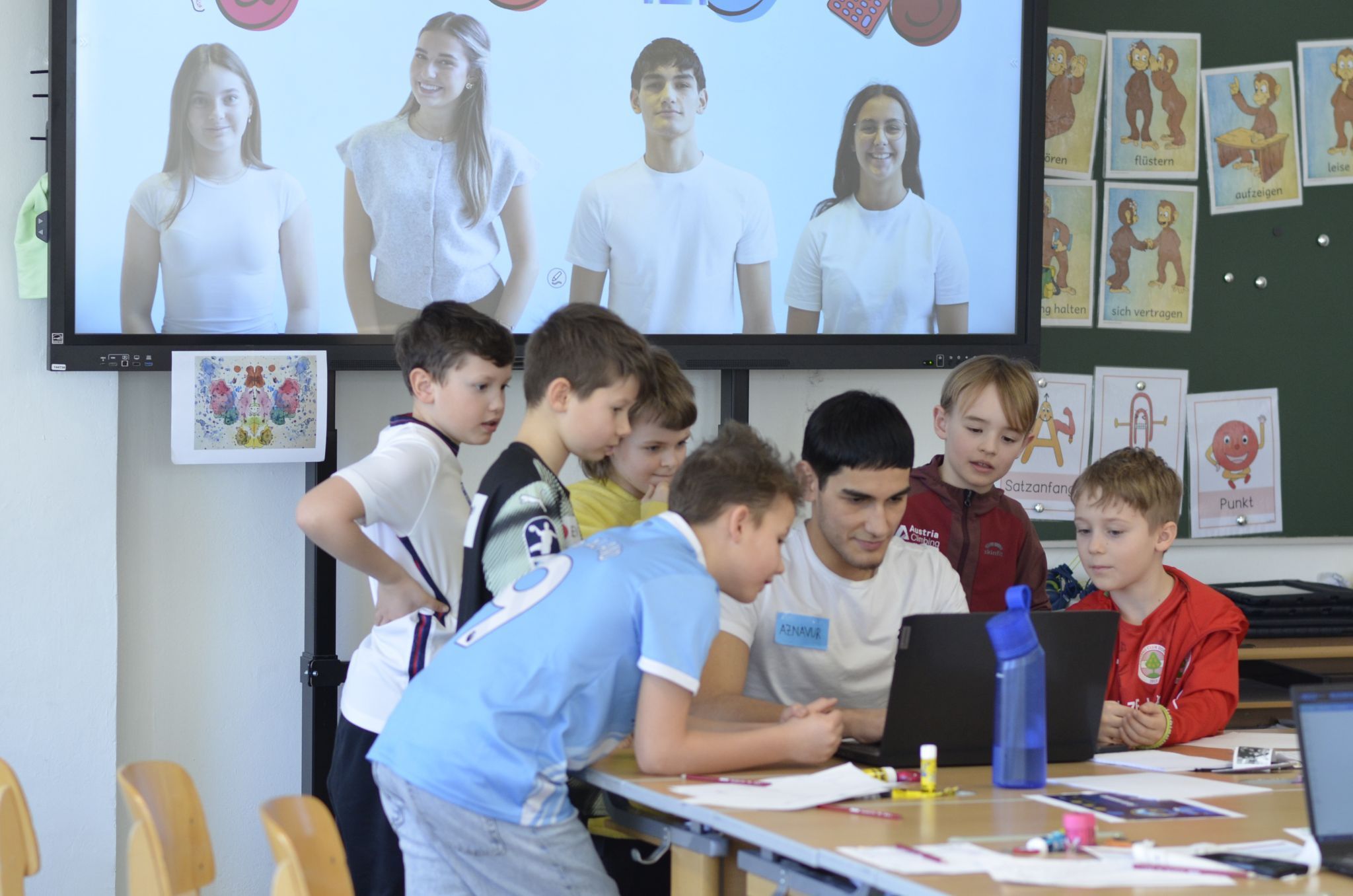 Konzentriert arbeiteten die Schülerinnen und Schüler an ihren Ideen und Projekten.