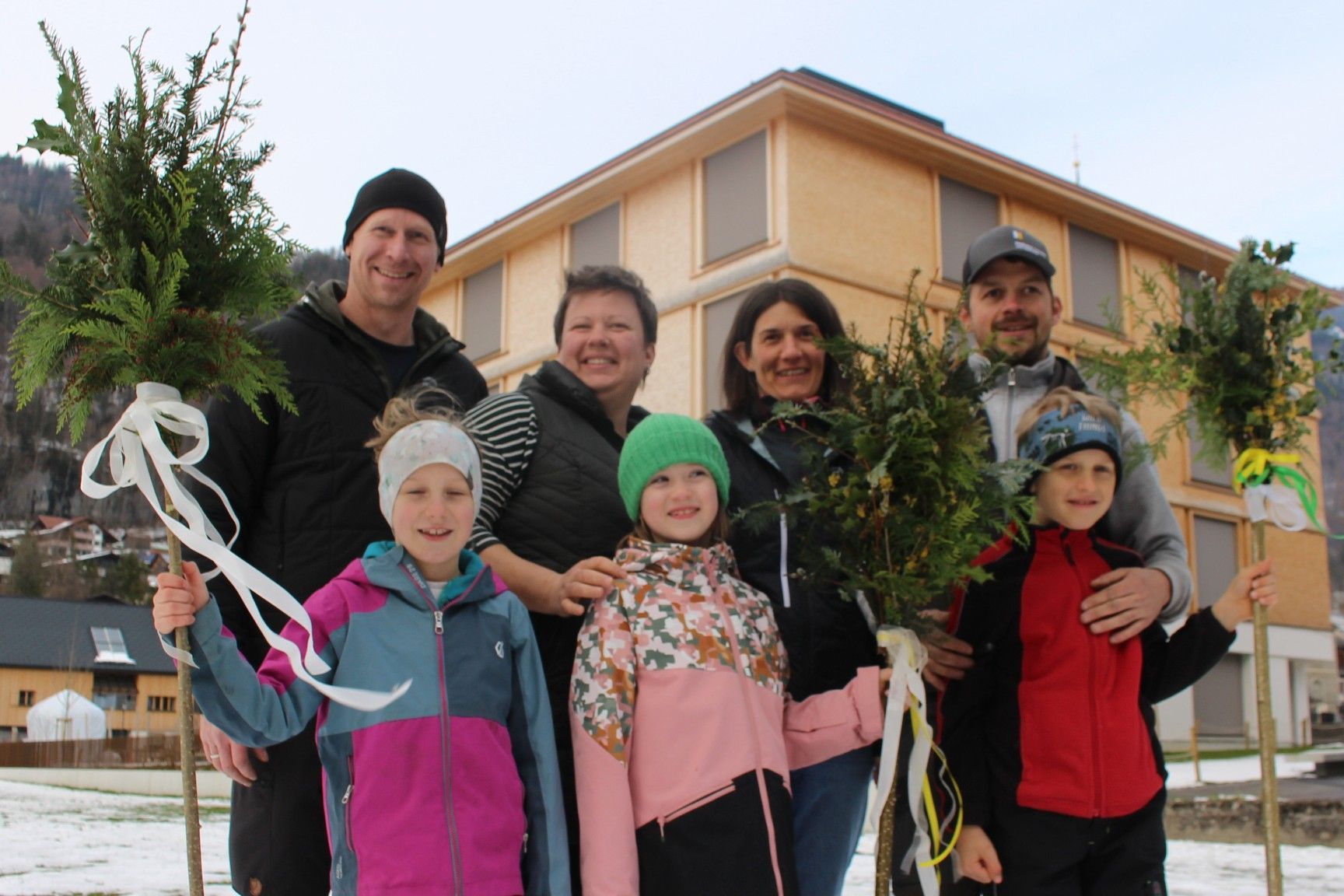 Organisatorin Beate Metzler mit Magdalena und Däta Georg (li.), Emma und Mama Sarah sowie Linus mit Däta Lukas (re.)