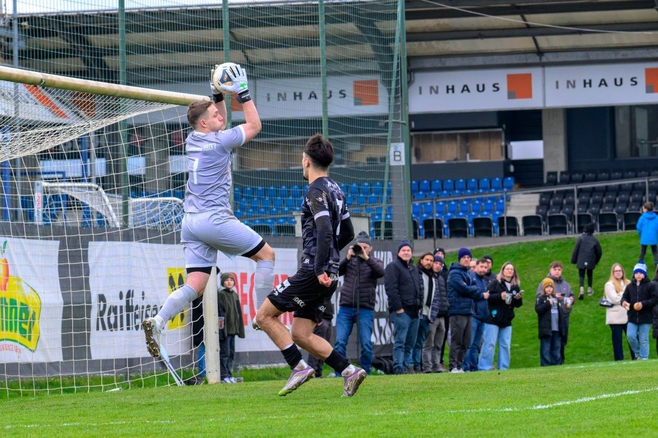 Noah KÜng hielt seinen Kasten rein.