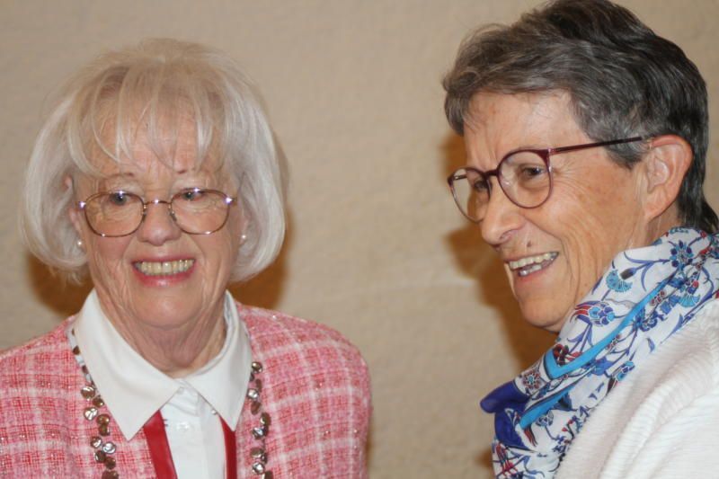 Reinelde Gut (l.) erhielt von einer Funktionärin ein eigenes Gedicht vorgetragen. 