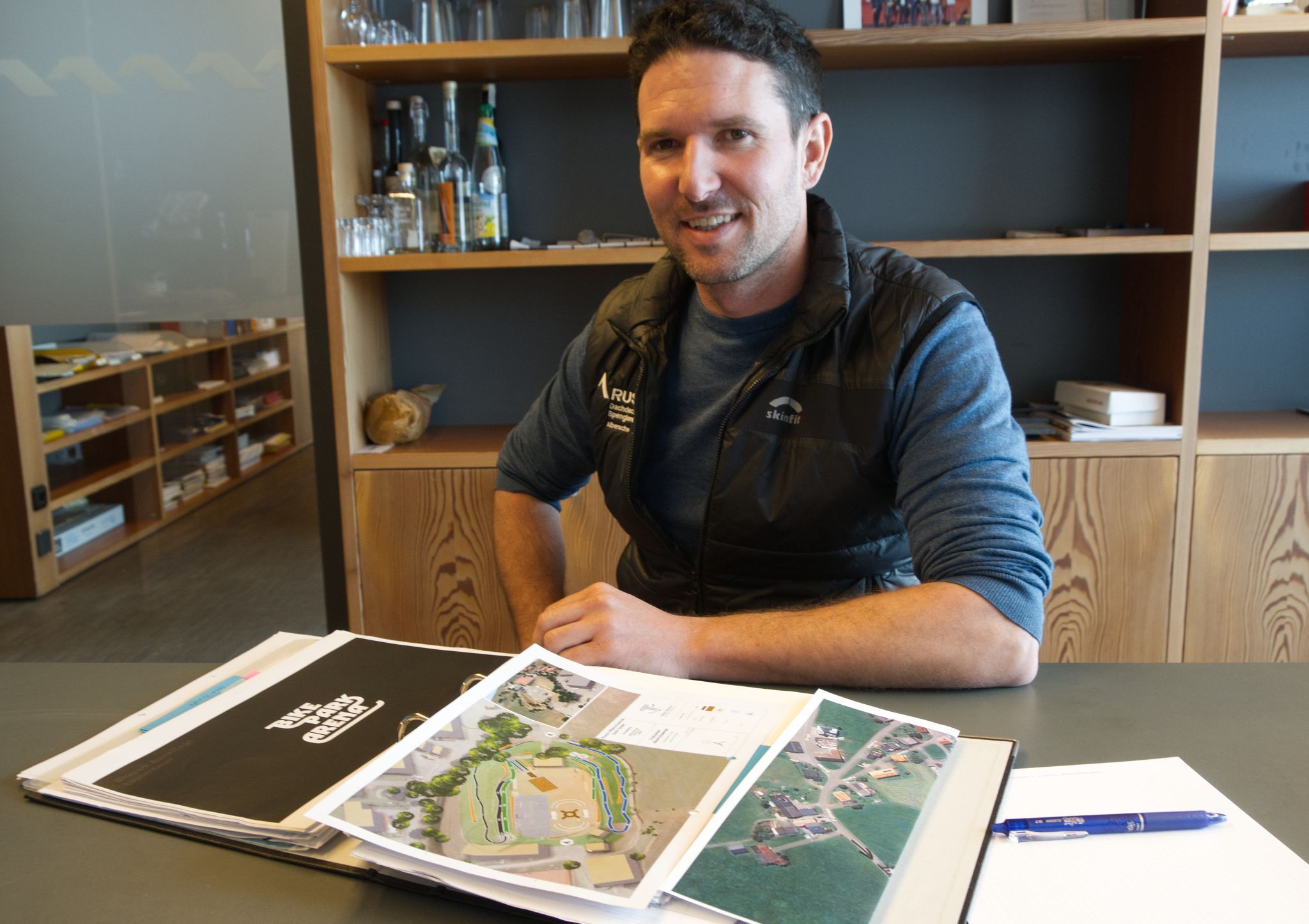 Obmann Tobias Rusch zeigt die Pläne des Bike-Parks in der Arena Alberschwende