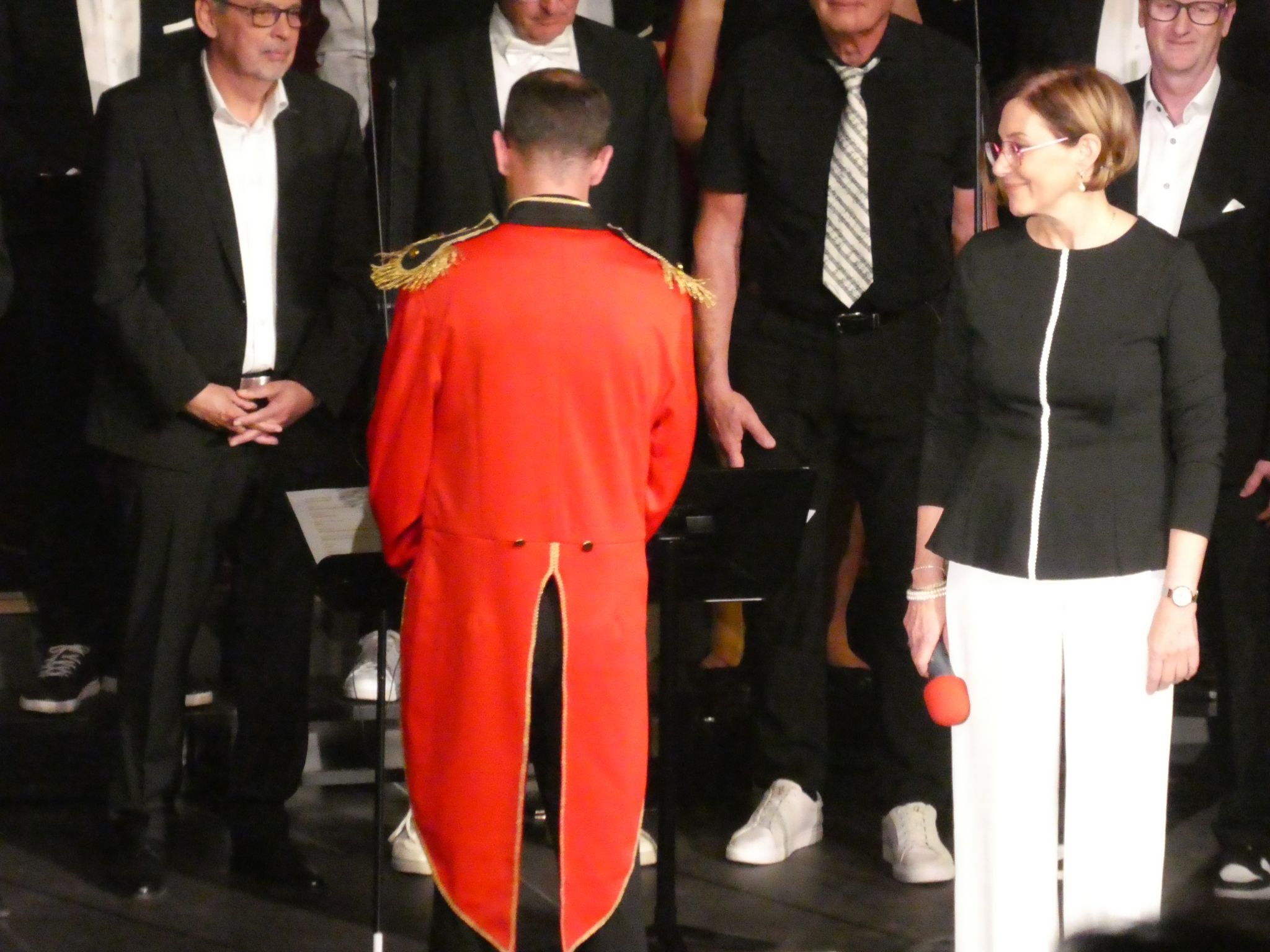 Dirigent Phillip Nesensohn im Zirkus-Frack aus 