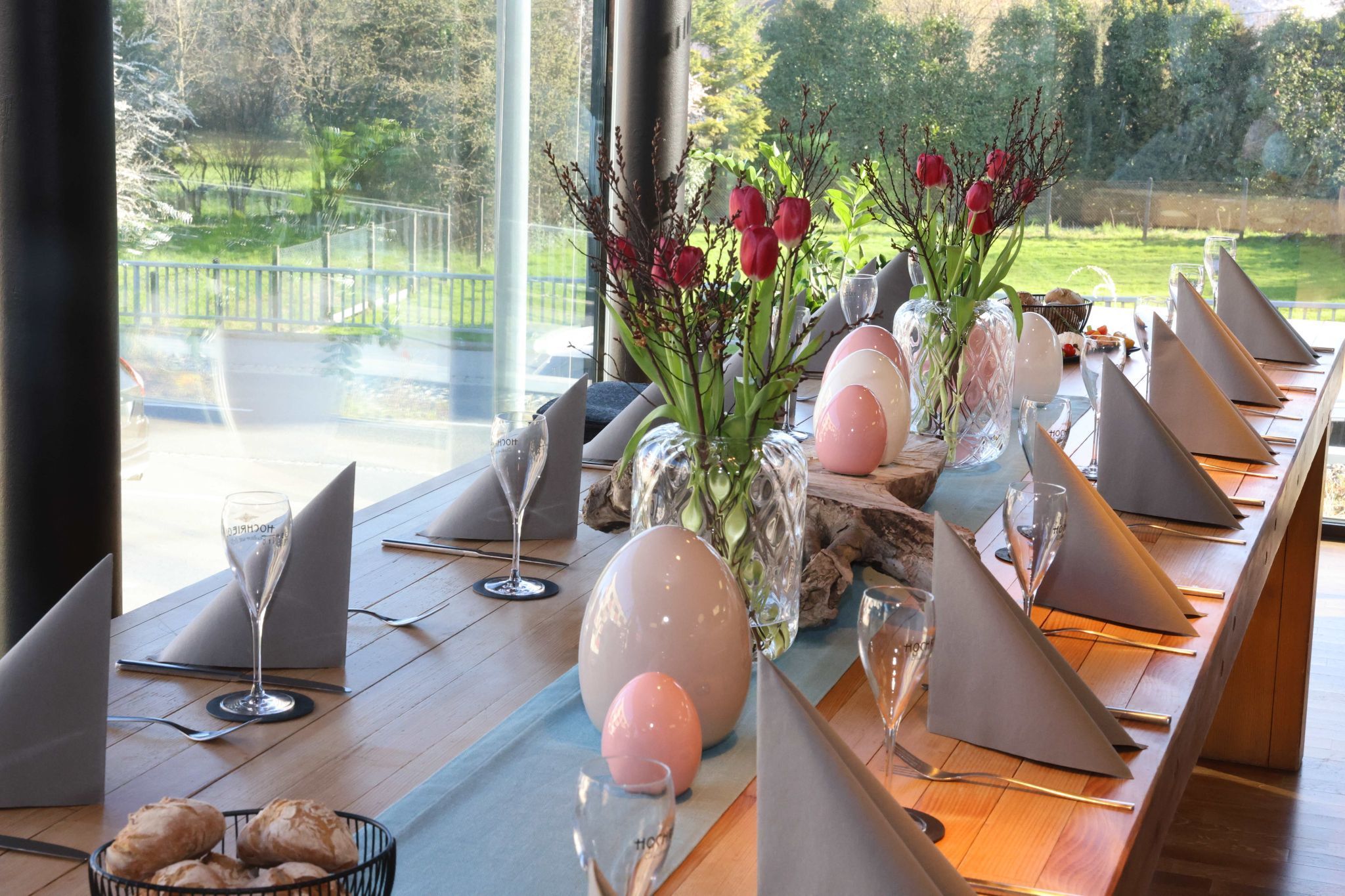 Vorösterliche Tischdekoration.