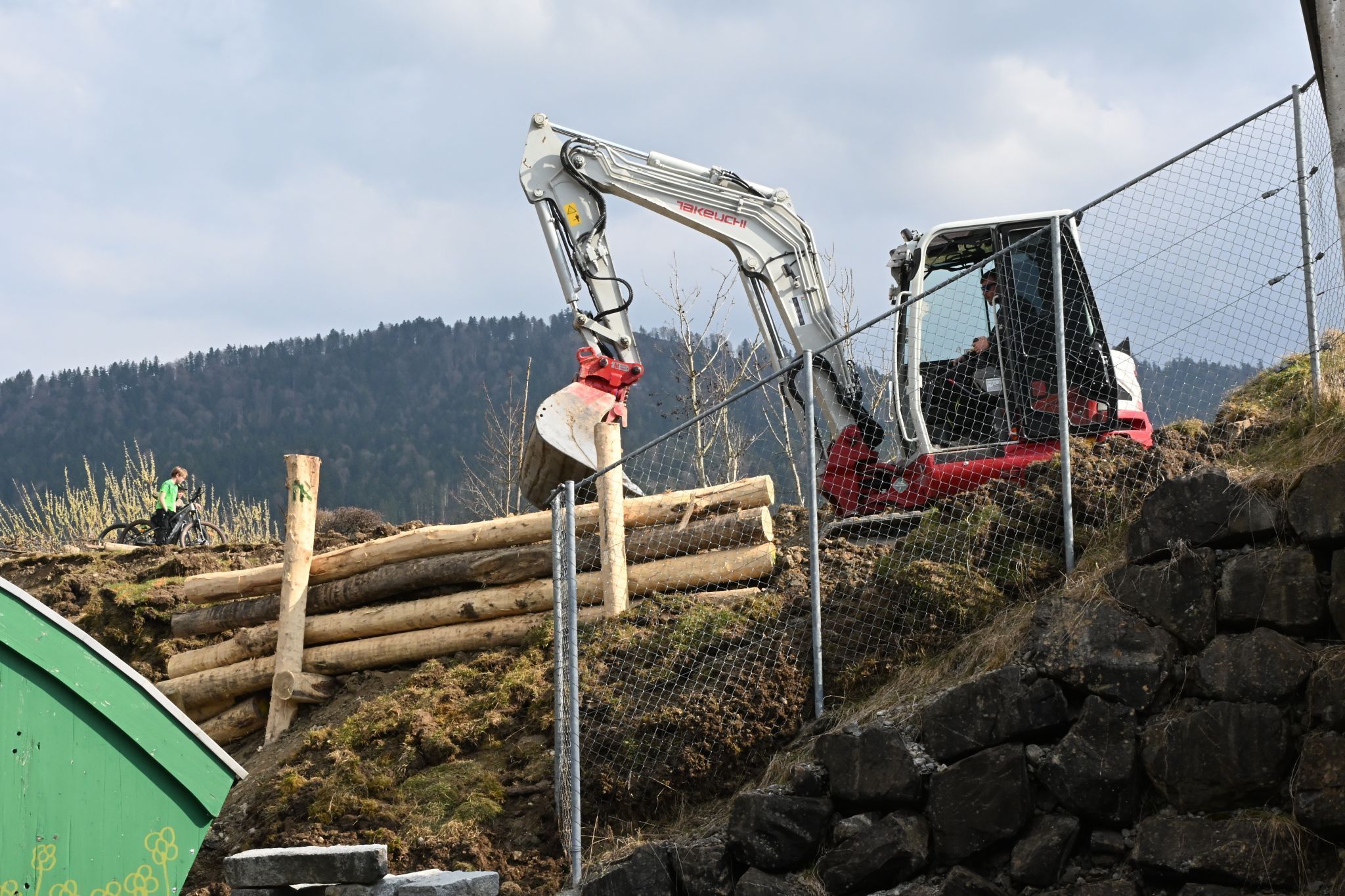 Die Bagger formen die verschiedenen Trails in die Hänge