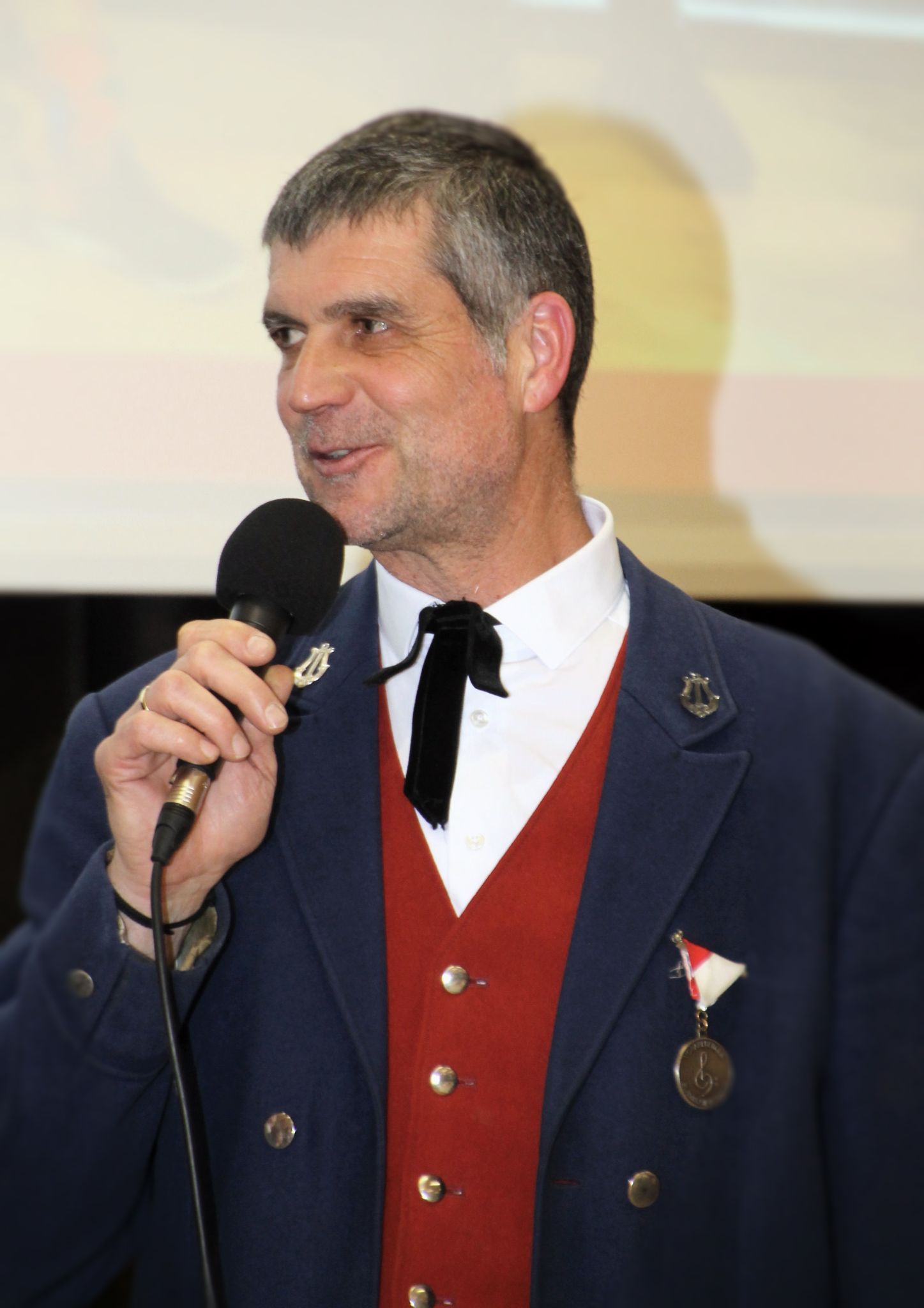 Alex Eberle (Bezirksobmann Bregenzerwald) führte gekonnt durch den Ehrungsabend in Buch. 