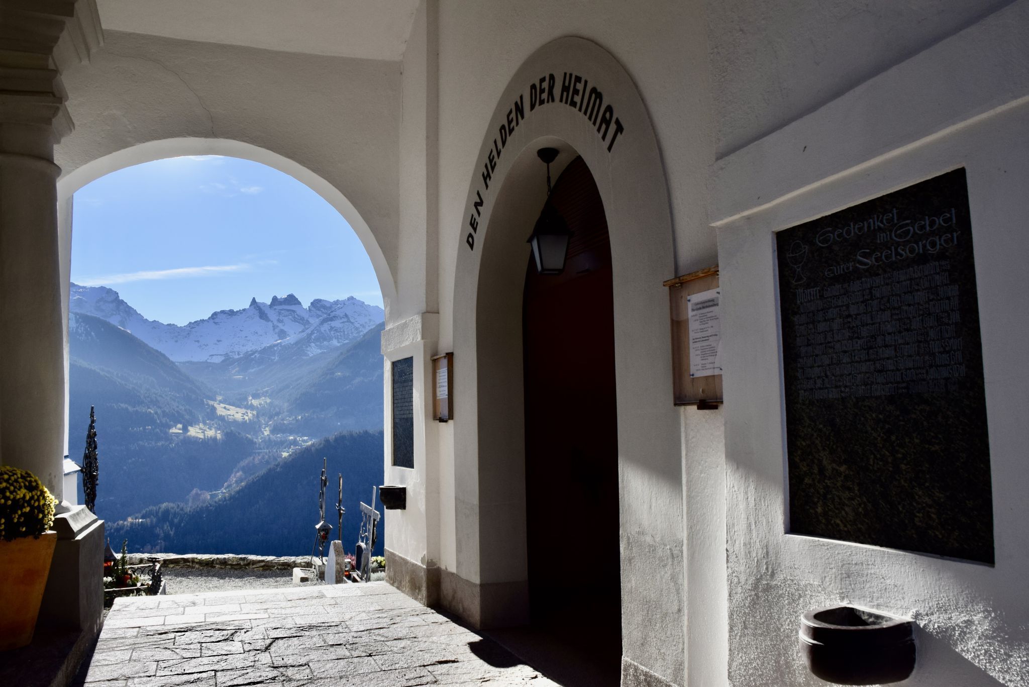 Blick von der Pfarrkirche Bartholomäberg zu den Drei Türmen