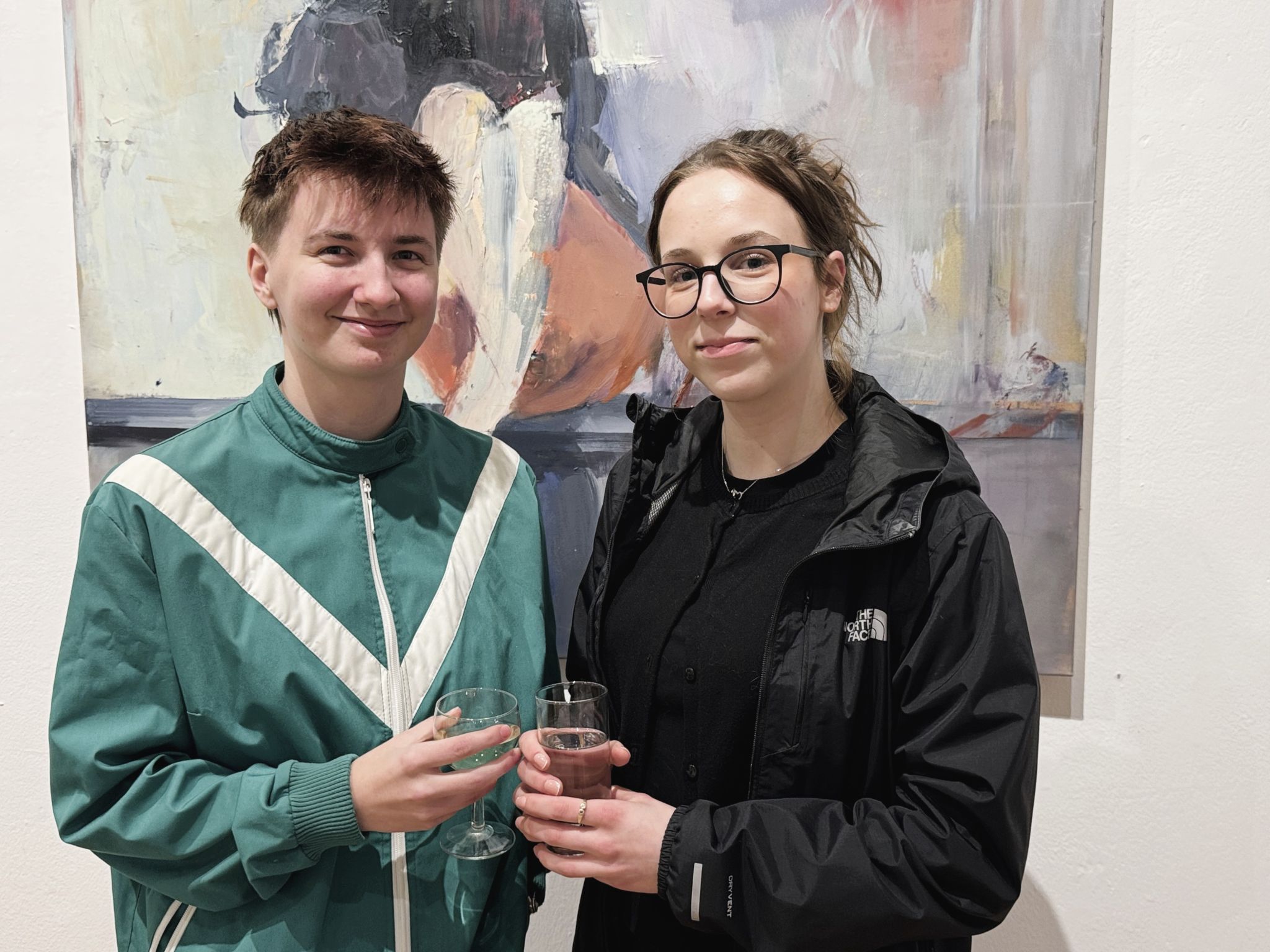 Kunstinteressiert: Emma Tirroniemi und Gabriela Felder.