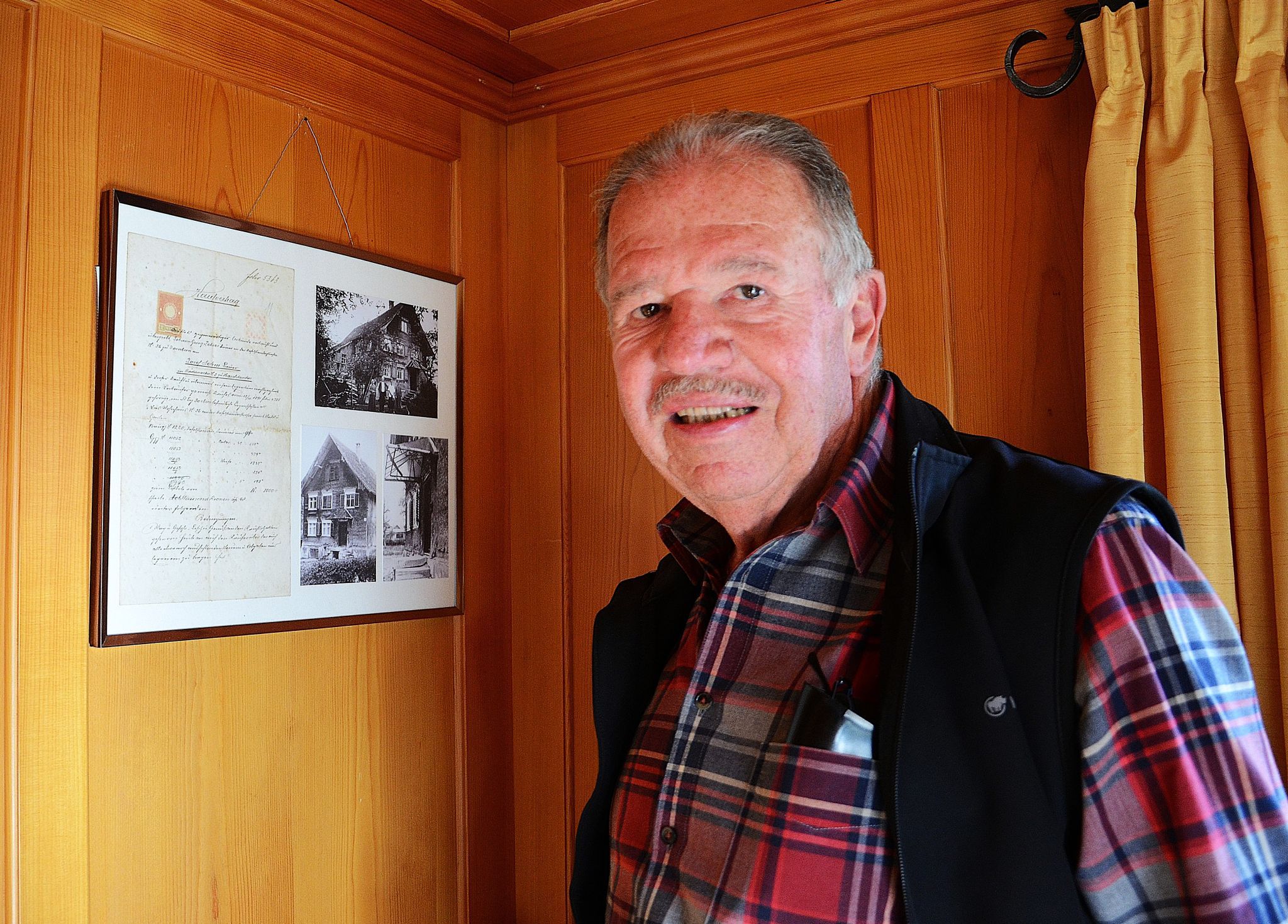 Das Bild an der Wand zeigt das alte Bauernhaus der Familie Köb im Originalzustand. HRJ