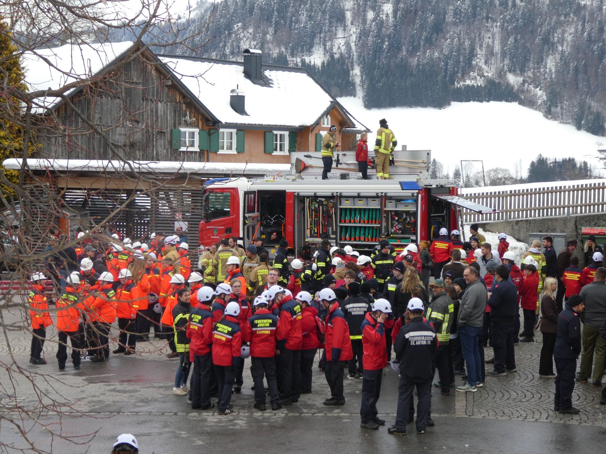 Viel Tumult gab es um die ausgestellten Fahrzeuge.