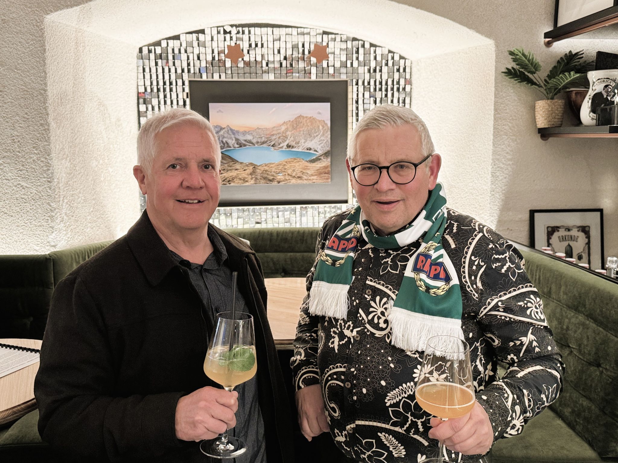 Reinhard Beck (Fotoclub Nenzing) mit Ausstellungskurator Erwin Buttazoni.