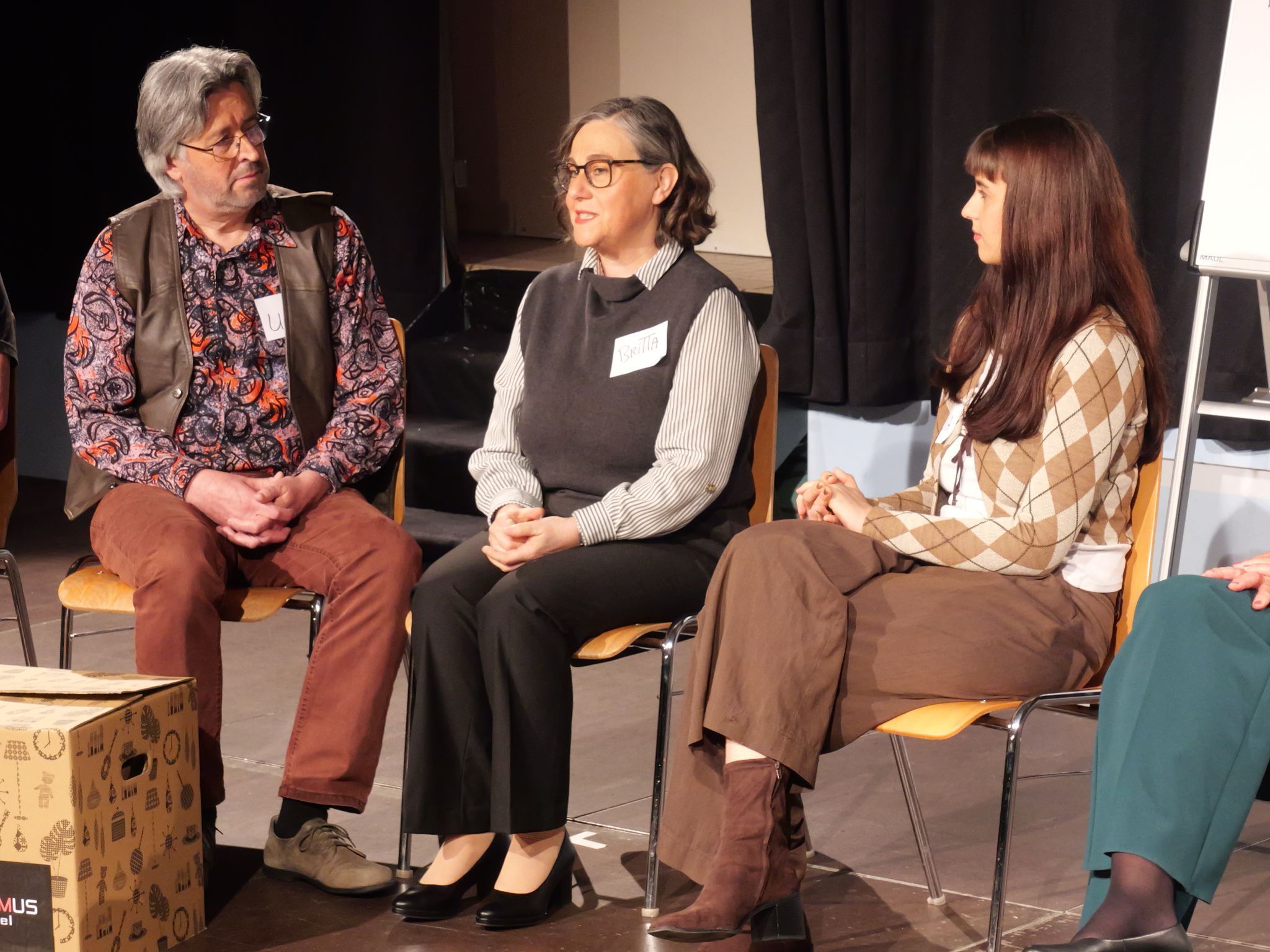 Die Bibliothekarin Britta (Mitte, gespielt von Marlies Bahro) hat keine allzu hohen Erwartungen.