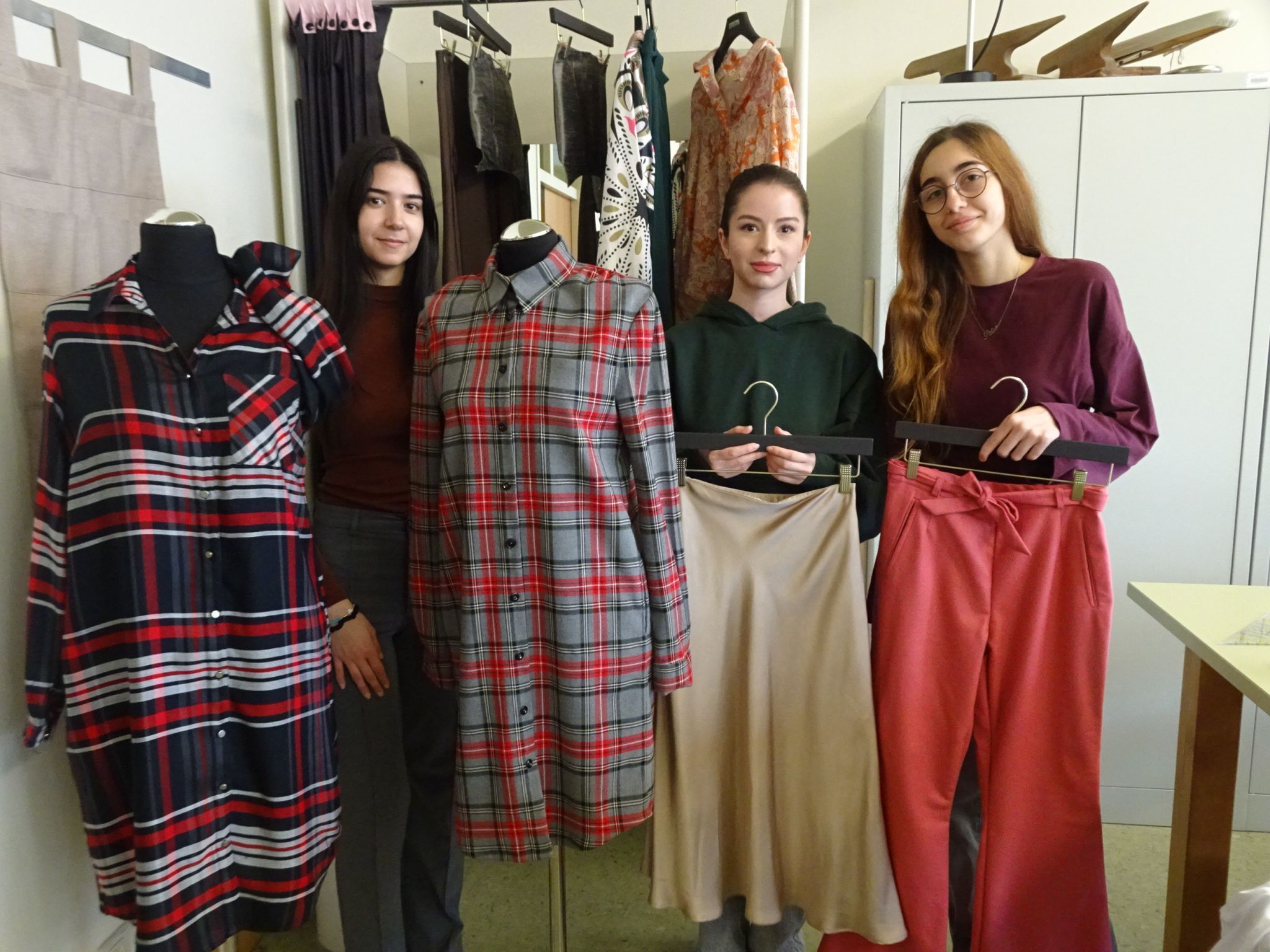 Die drei Schülerinnen haben sich bei ihrer Diplomarbeit intensiv mit Stoffen, Verarbeitung und Mustern beschäftigt.