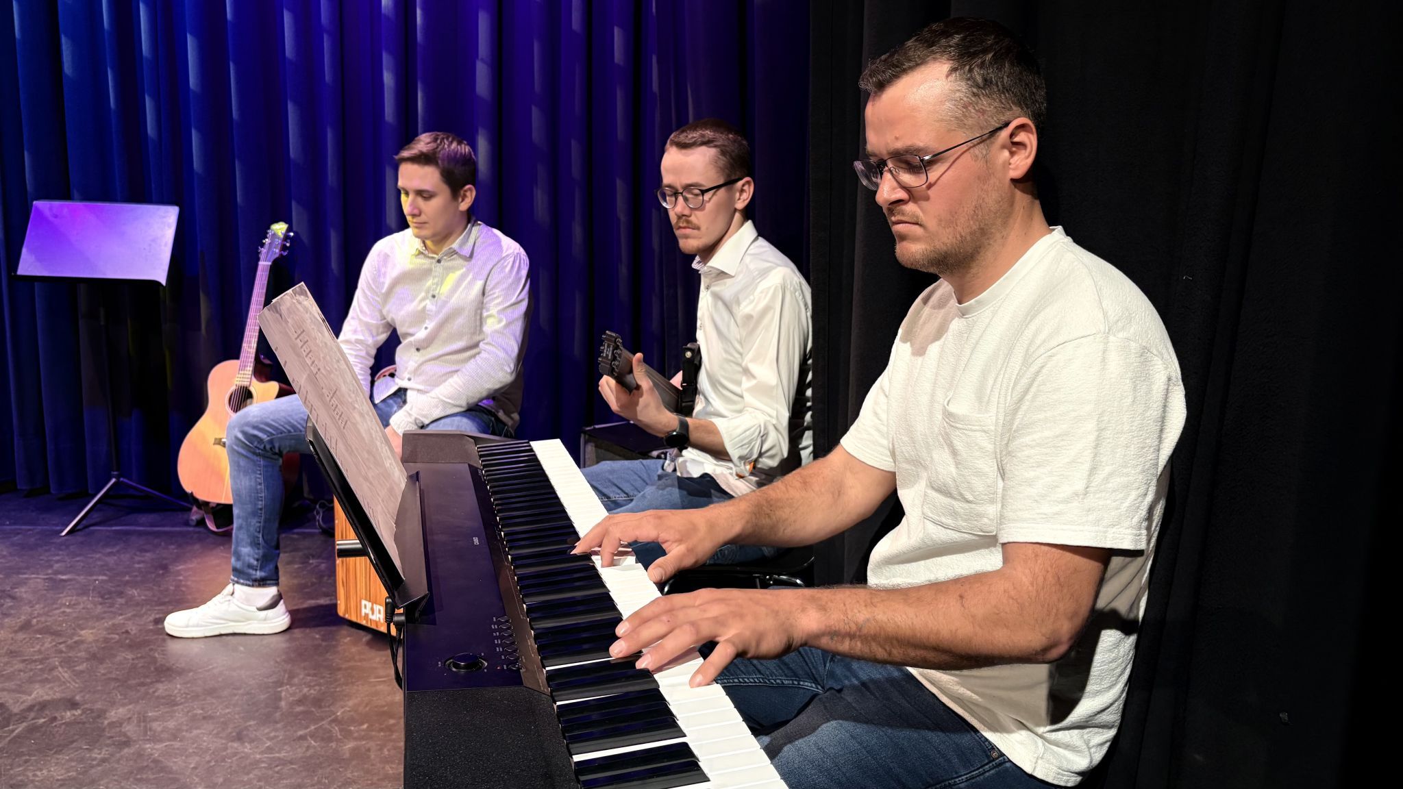 Tobias Bitschnau, Joachim Bitschnau und Andreas Fritz (von vorne nach hinten) begleiteten den Chor Sunshine instrumental.