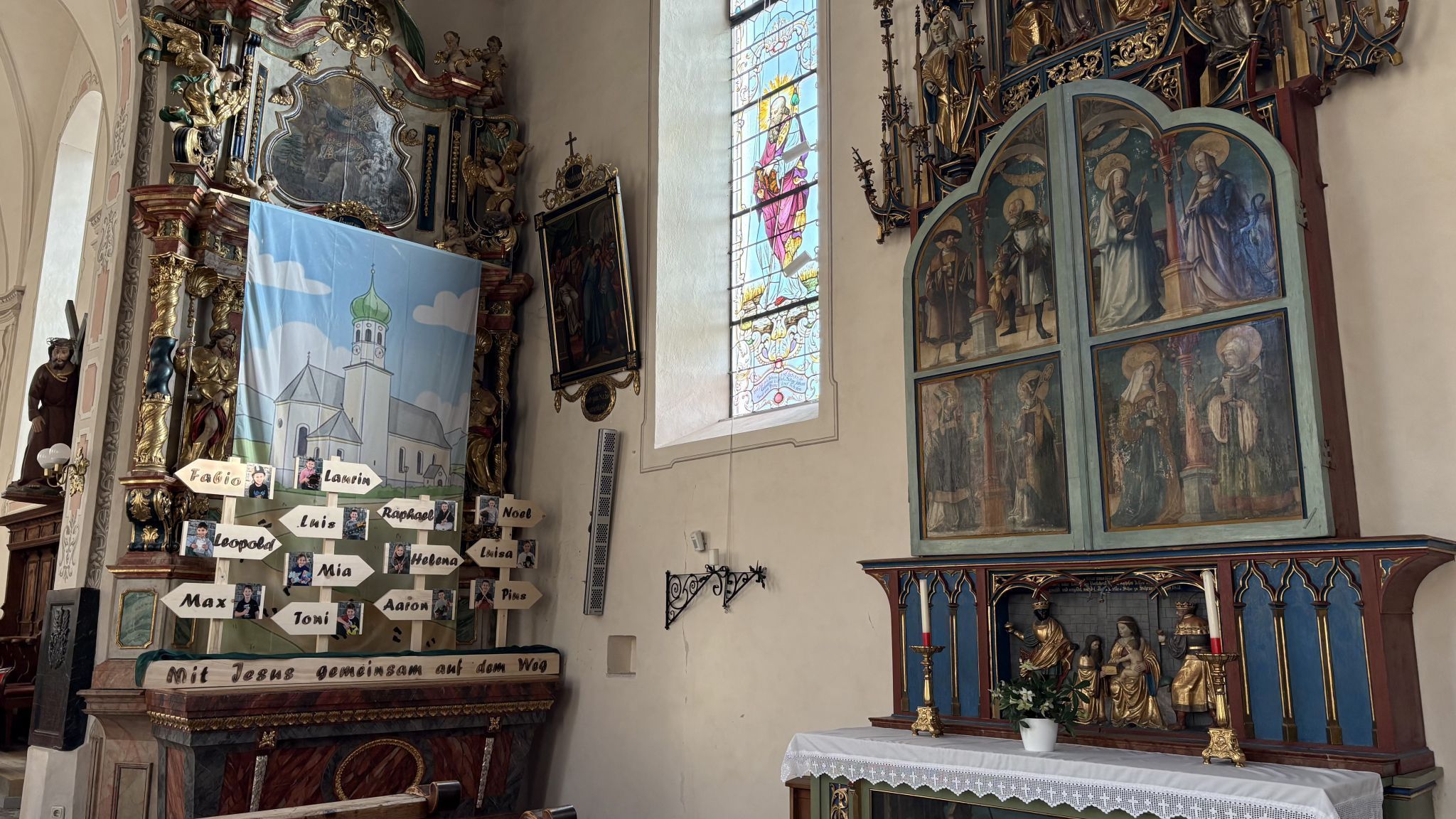 Links: Die diesjährigen Erstkommunionkinder werden am rechten Seitenaltar vorgestellt. Rechts im Bild: Der Flügelaltar ist geschlossen - Fastenzeit.
