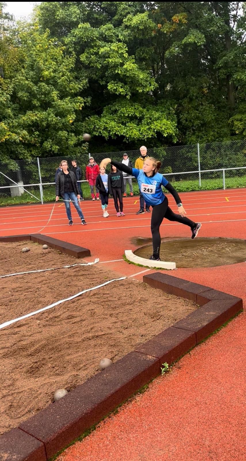 Schon im Jahr 2022 zeigte sich ihr Talent für das Kugelstoßen. 