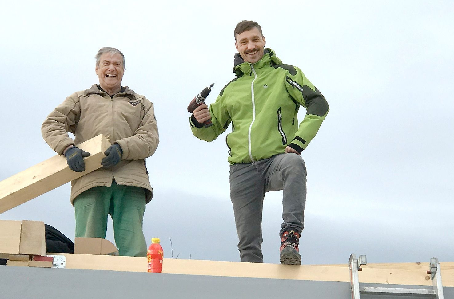 Gerhard Smeritschnig als aktiver Bauhelfer auf den Baustellen seiner Kinder.