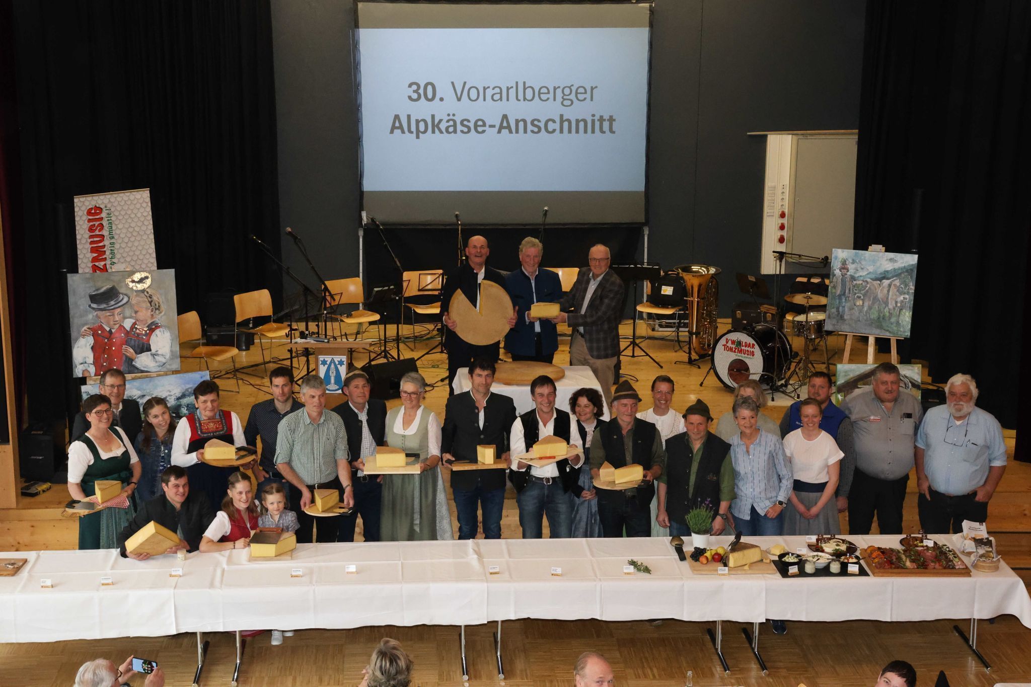 Caspar Greber, Erich Schwärzler und Reinahrd Haller mit Vorarlberger und Schweizer ÄlplerInnen.