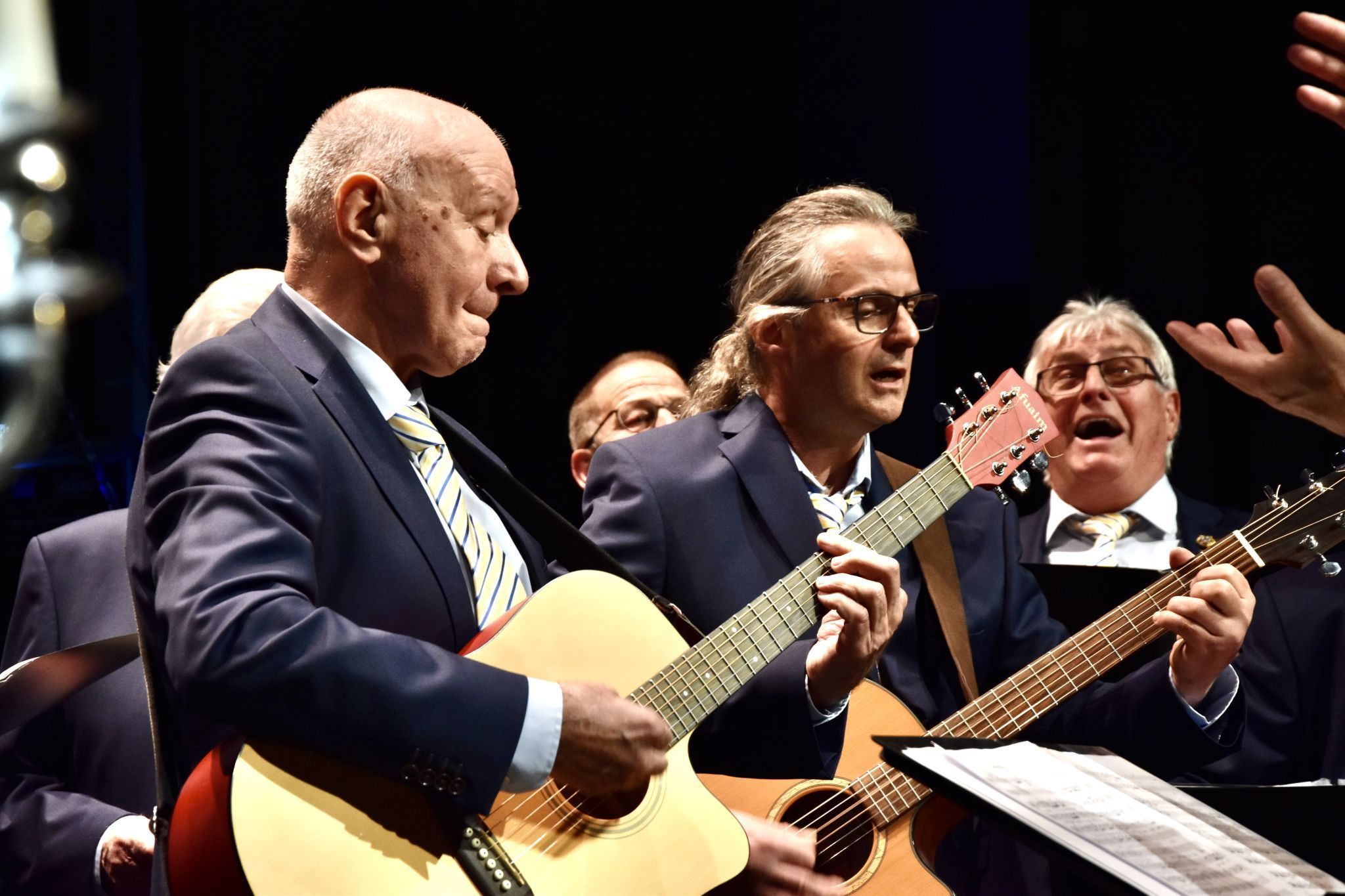Einzelne Lieder begleiteten Liederkranz-Sänger auf der Gitarre.