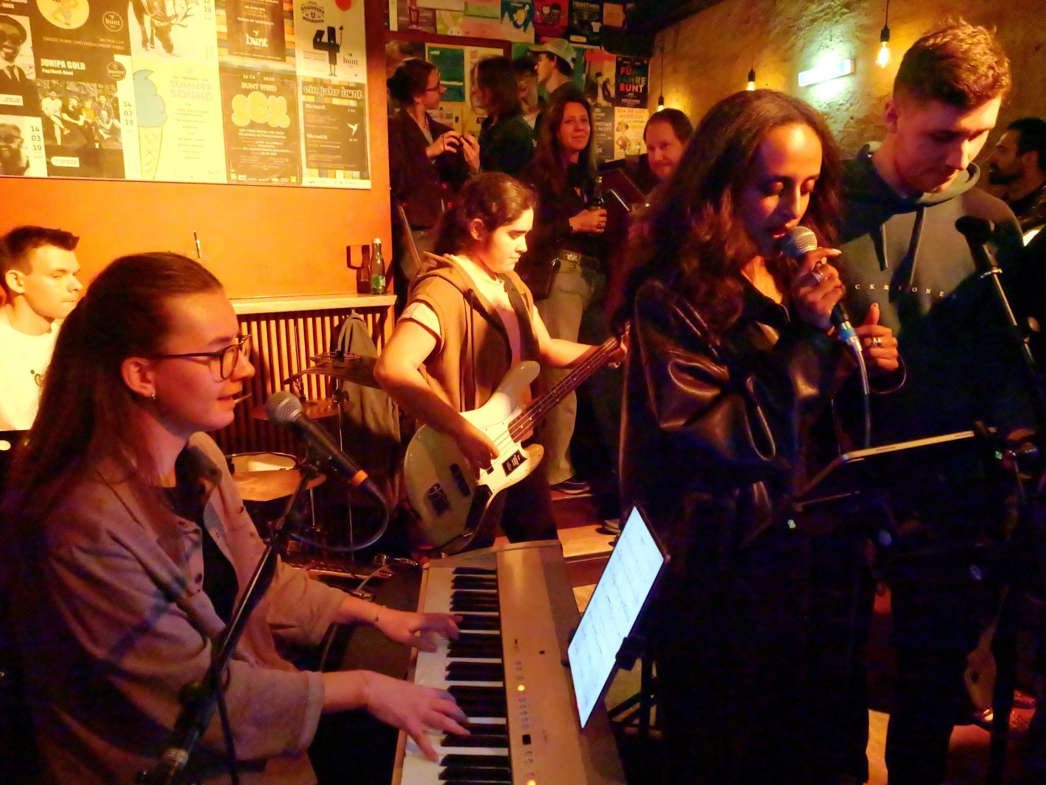 In der Bunt Bar präsentierte die junge Formation „Flair“ frische Klänge.