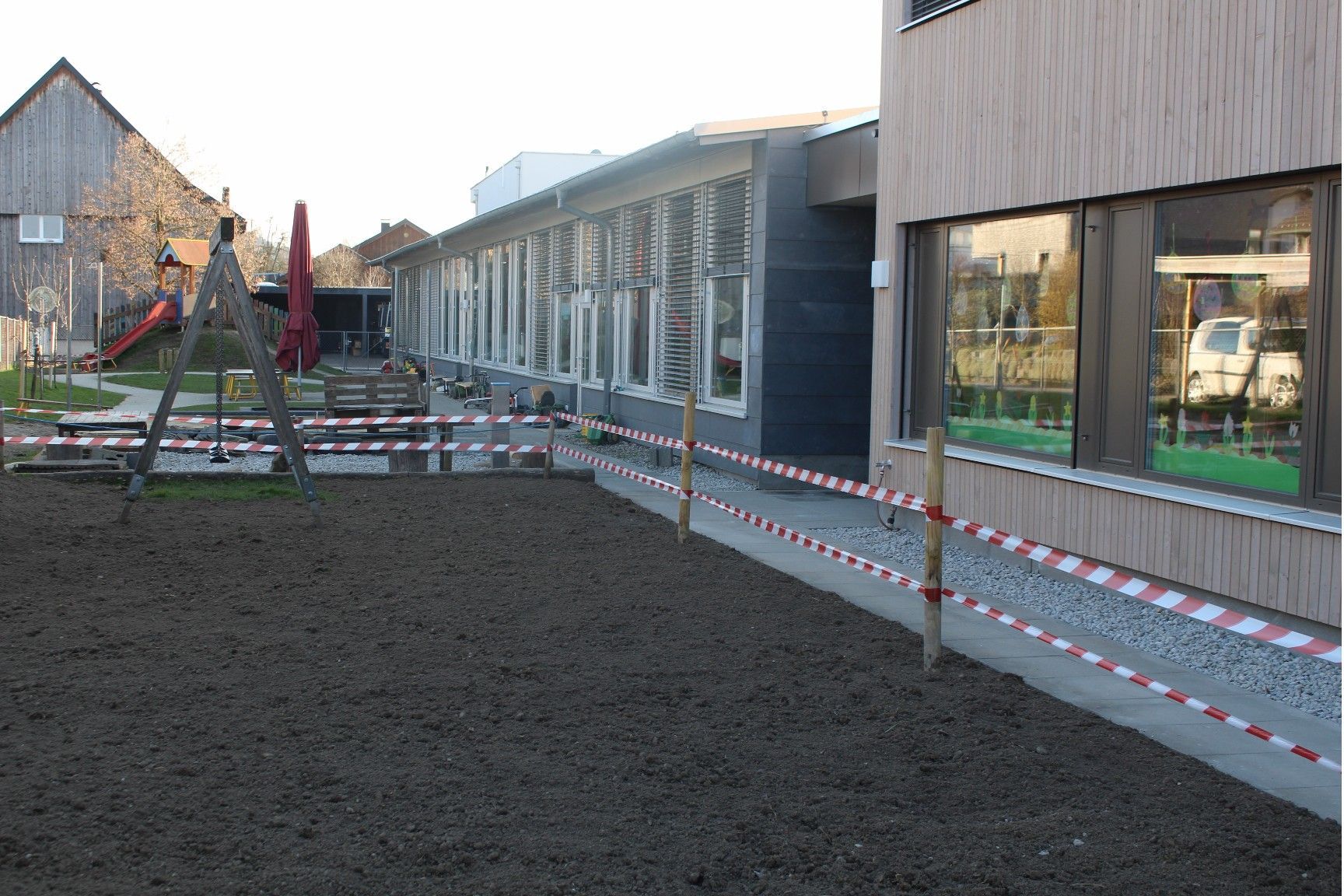 Innen ist der neue Kindergartenzubau seit gut zwei Monaten in Betrieb, außen muss die „Firma Natur“ noch einige Arbeiten erledigen.   