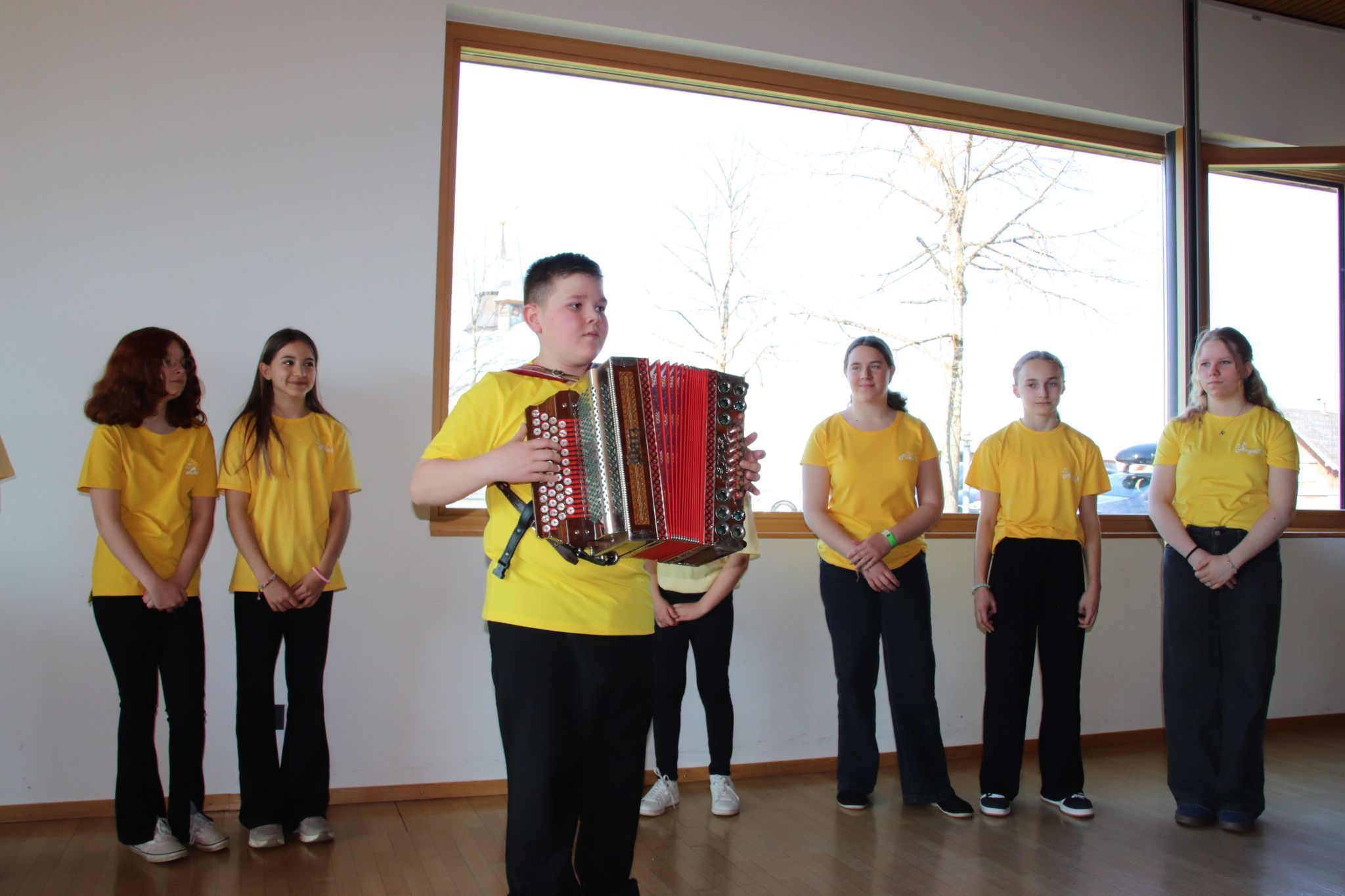 Jugend vor den Vorhang in Bildstein (Bildergalerie)