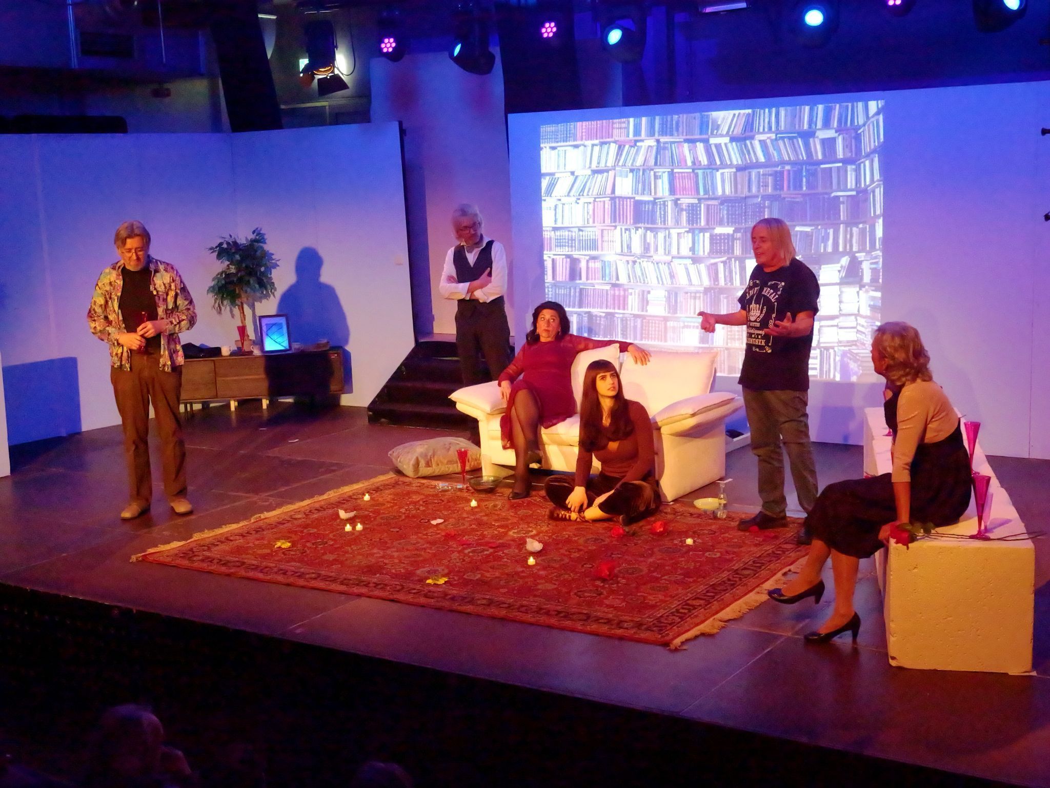 Gegen Ende des Theaterabends schmieden die Akteure noch große Pläne.