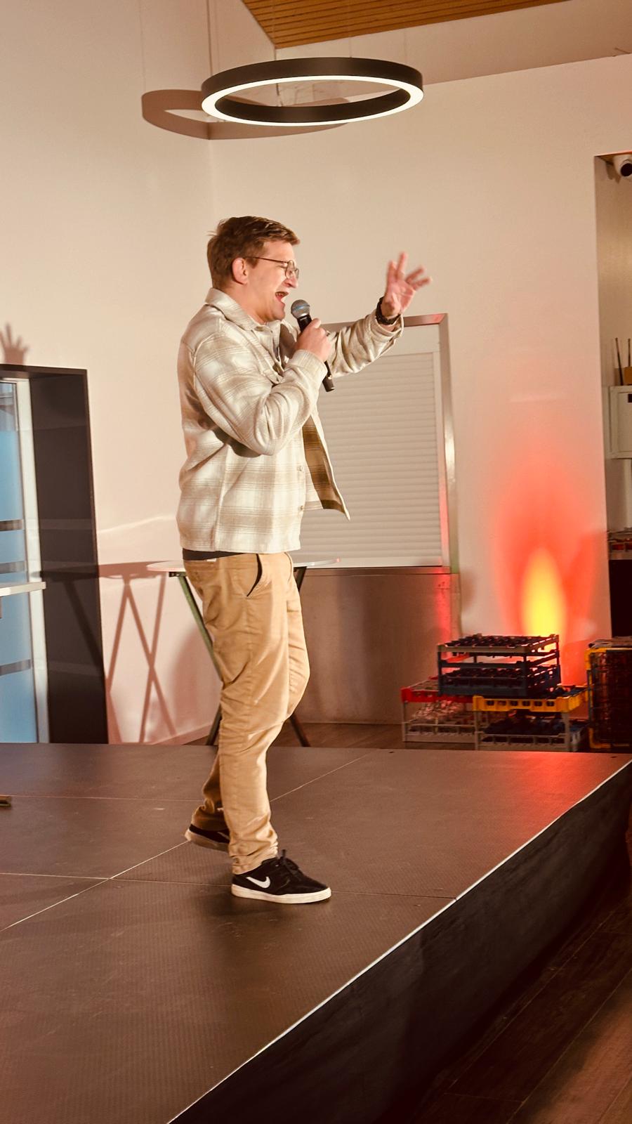 Christoph Dingler erzählt humorvoll über die Freuden und Leiden eines jungen Vaters.