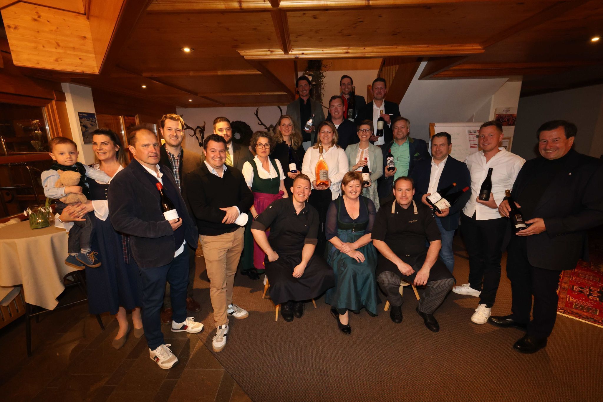 Gastgeber und Winzer vor Beginn des kulinarischen Erlebnisses der Sonderklasse.