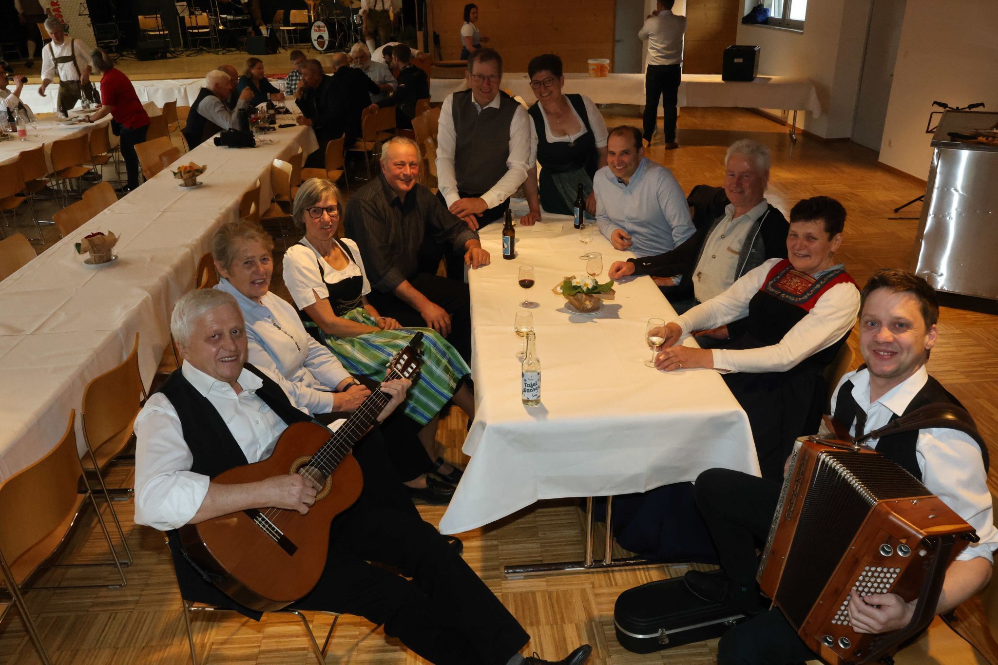 Anton und Philipp Lingg mit ZuhörerInnen.