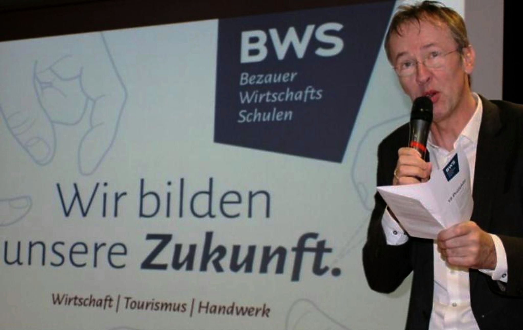 Dir. Mario Hammerer: „Wir sind stolz auf das Betreuerteam und die Schülerinnen und Schüler aus den ersten drei Klassen der Handelsakademie, die sich für das Finale in Leipzig qualifizierten.“   