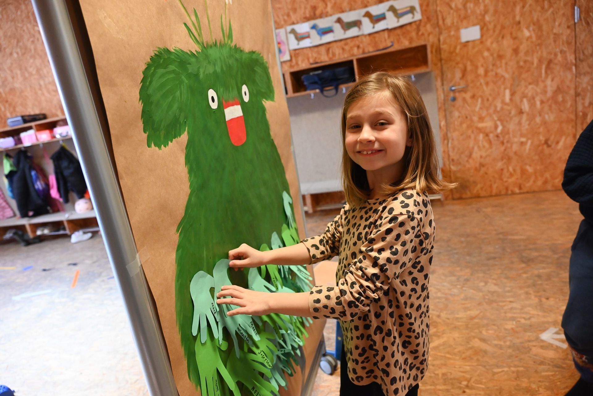 Jedes Kind darf seine Hand auf das kleine Wir kleben. 