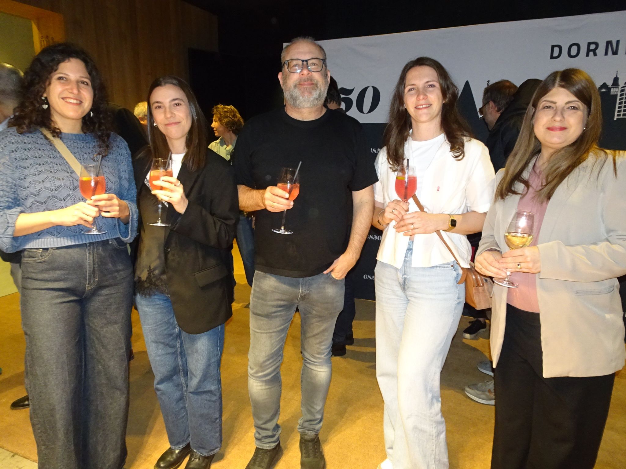 Die zahlreichen Gäste im Studa-Saal stießen mit einem feinen Drink auf die druckfrische Ausgabe des Stadtmagazins an. 