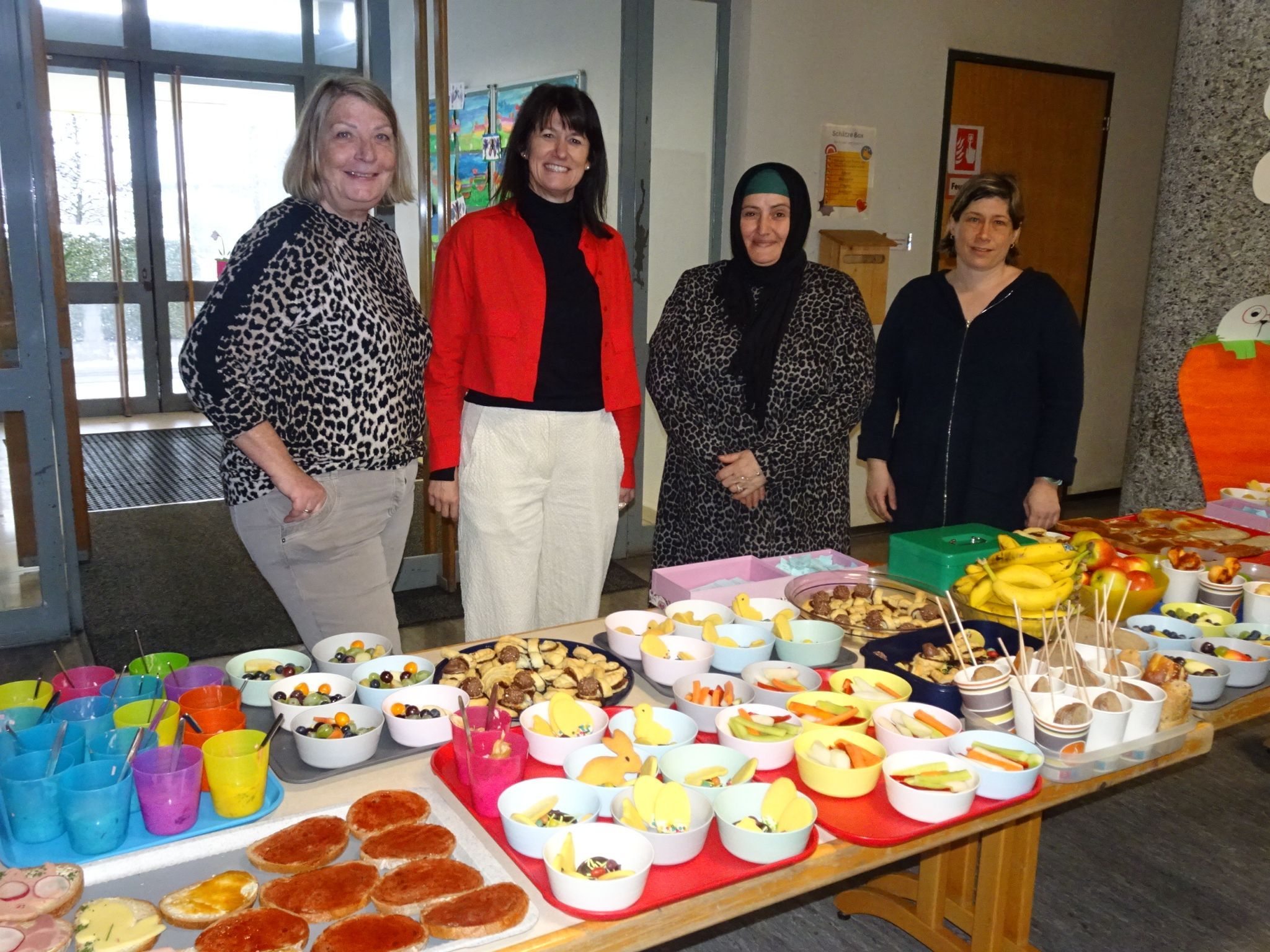Der Elternverein lud im Anschluss bei einem reichhaltigen und gesunden Buffet zum gemeinsamen Plausch. 