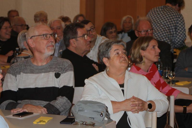 Die Ortsgruppe Zwischenwasser mit Gerhard Breuss plus Gattin übergaben der Obfrau Gut einen Gugelhupf. 