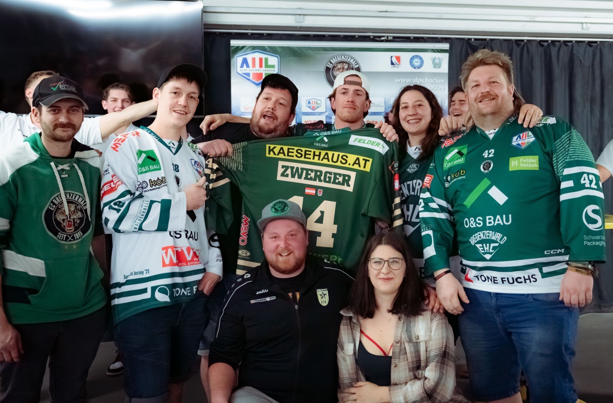 ECB-Kapitän Julian Zwerger (Mitte) brachte seinen eigenen Fanclub mit.