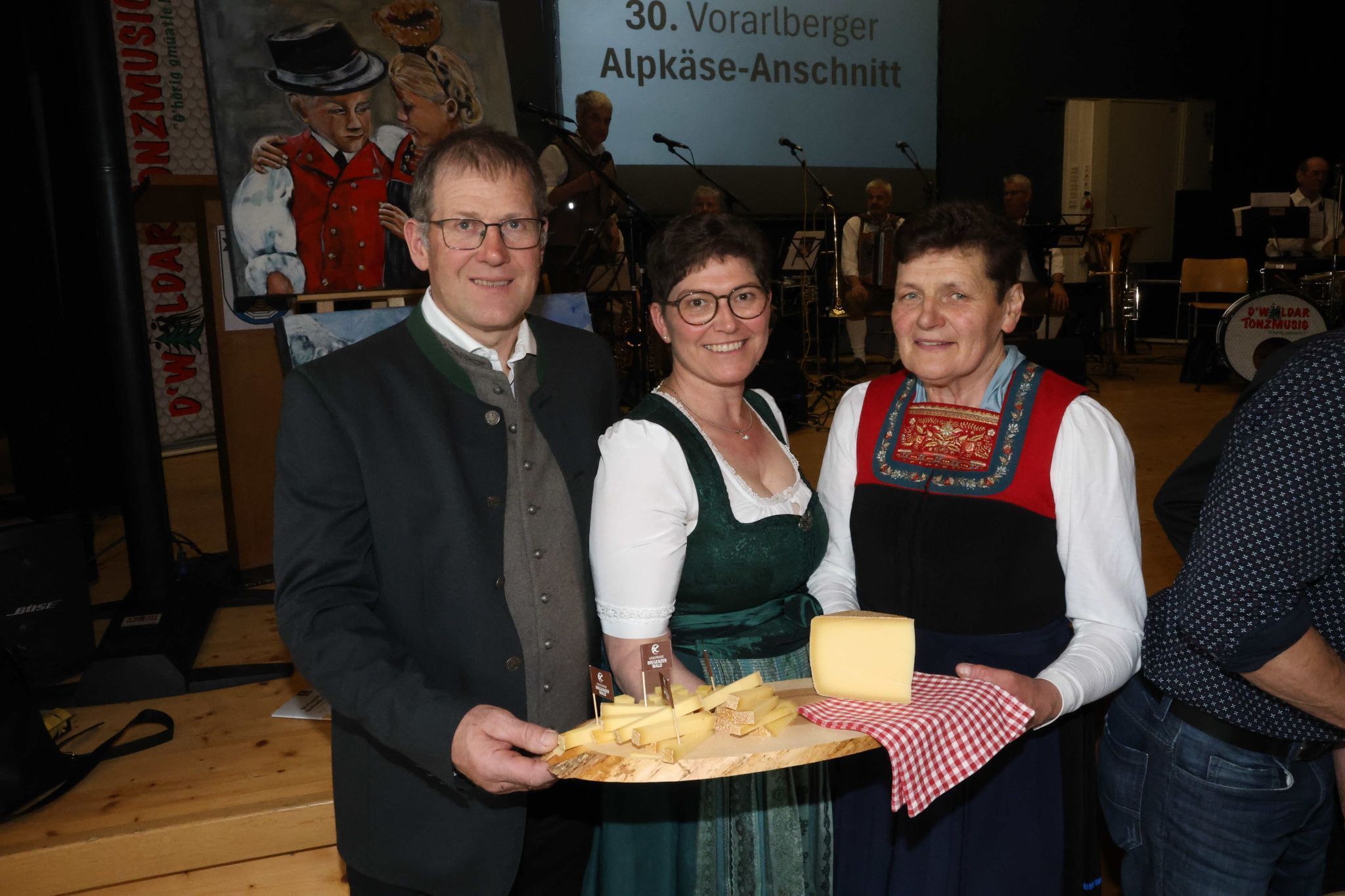 Gebhard und Margit Eberle mit der vor ihrem 50. Alpsommer stehenden Theresia Schneider. (He