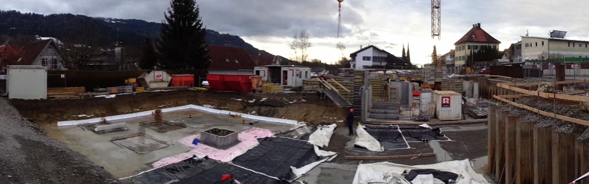 Die Baugrube für das neue Wohnbauprojekt musste durch einen umfangreichen Bodentausch und etwa 500 Rüttelstopfsäulen erst „bautauglich“ gemacht werden. PETER STRAUSS