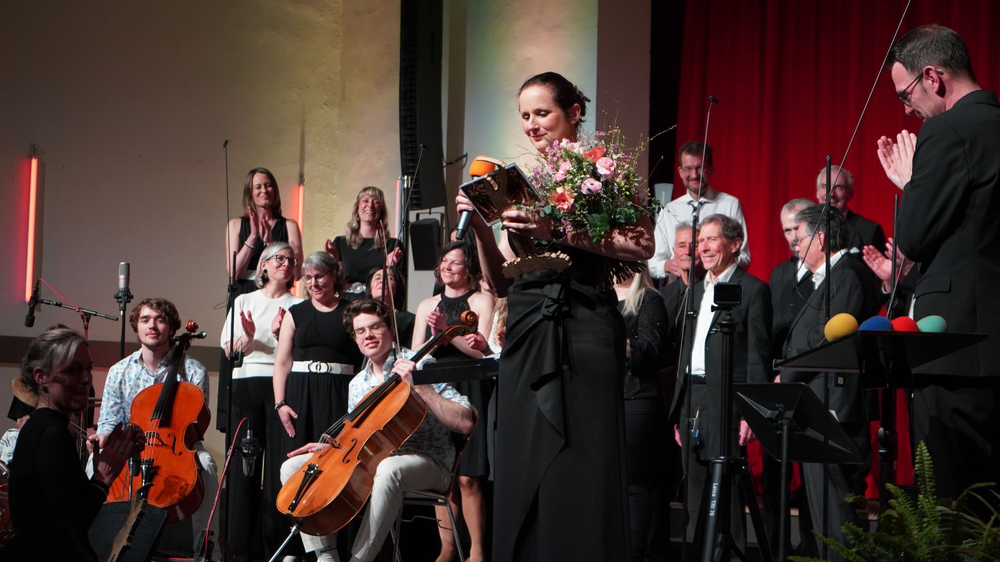 Moderatorin Susane Larisch mit ihrem Blumenstrauß am Ende der Aufführung.