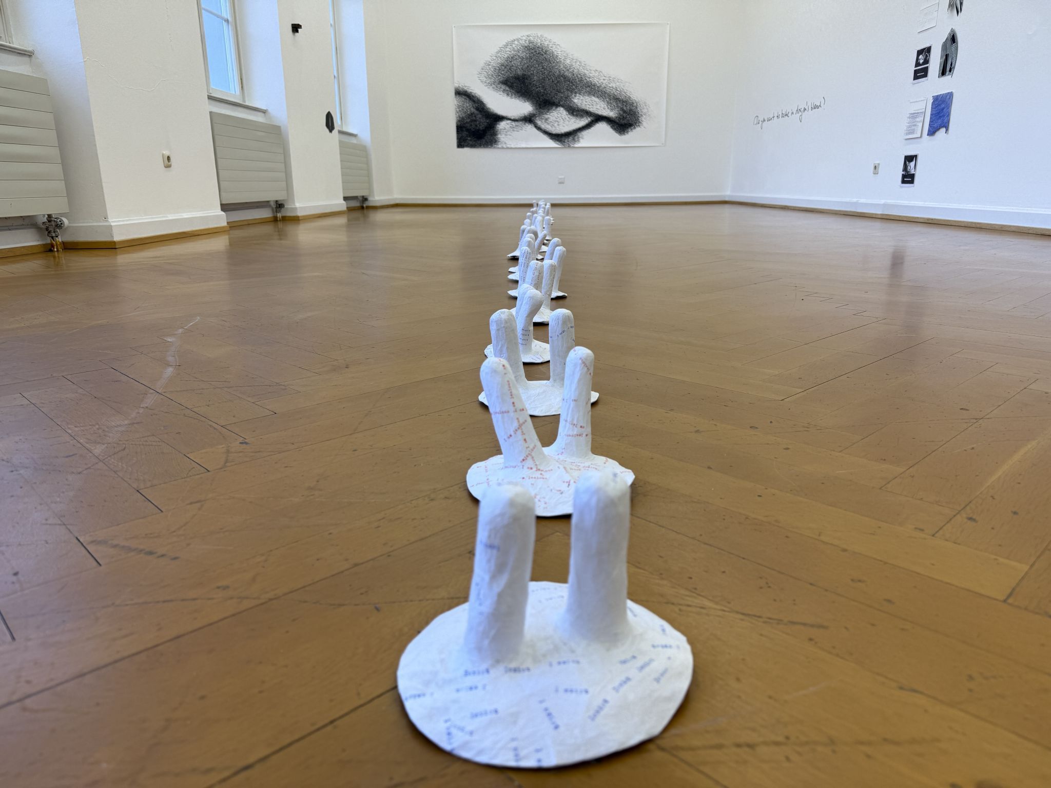 Birgit Pleschberger ist mit Installationen und Bildern vertreten