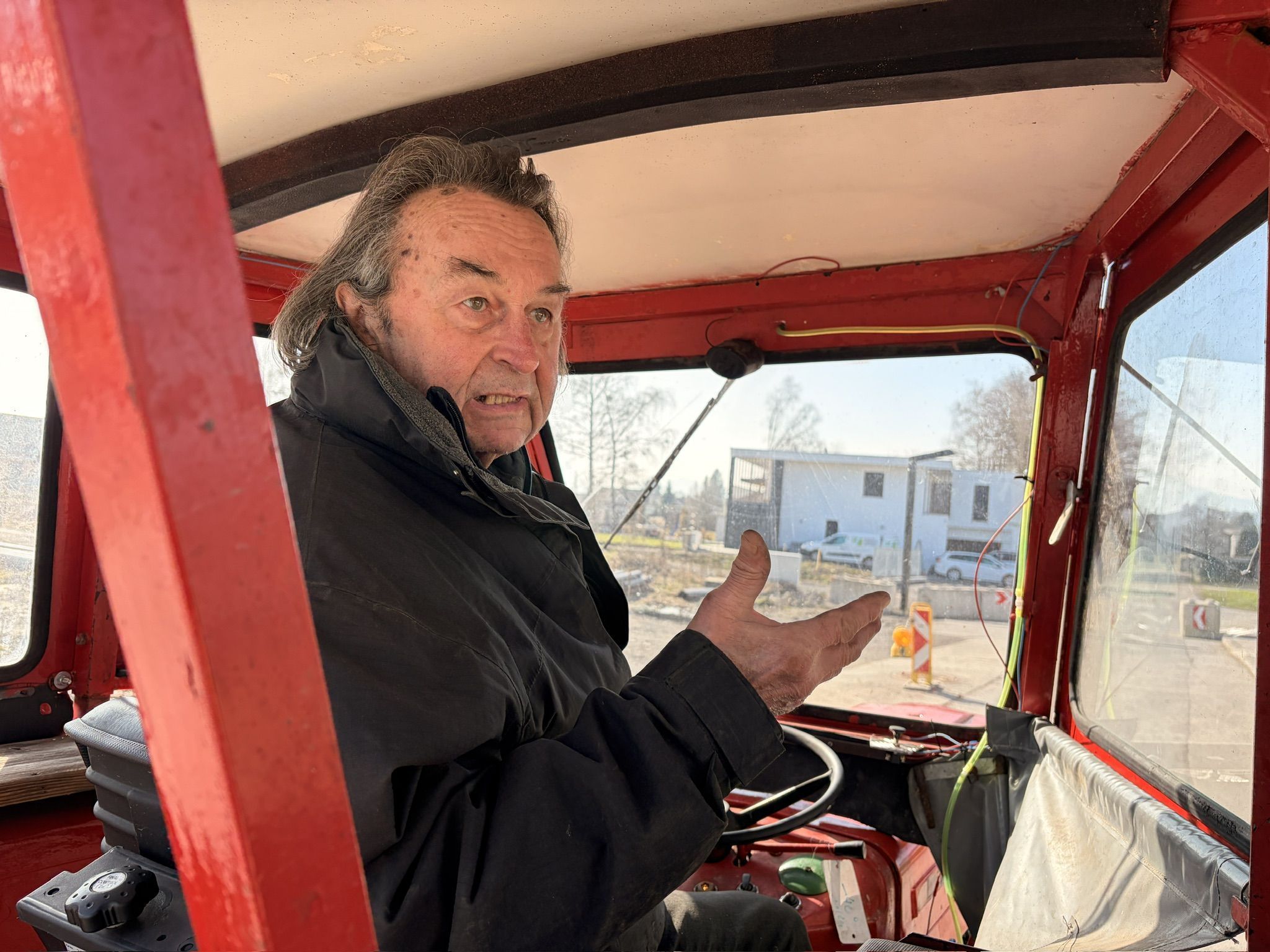 Fahrer Hannes Fussenegger aus Dornbirn steht vor den Betonblöcken und kommt nicht mehr weiter. Die Hinweisschilder hat er nicht gesehen. 