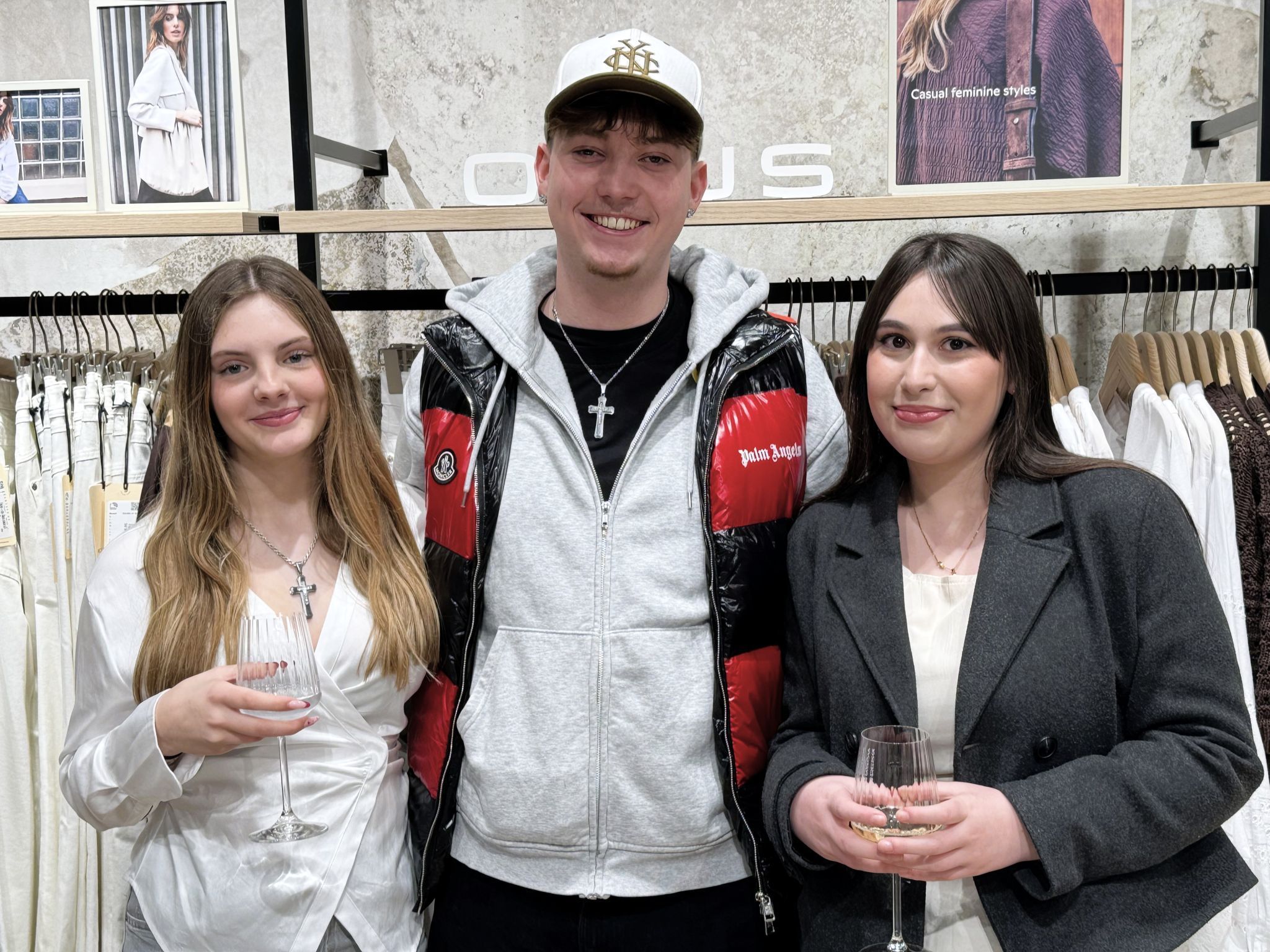 Julian Göschl mit Alina Fuchs und Melike Deveci.