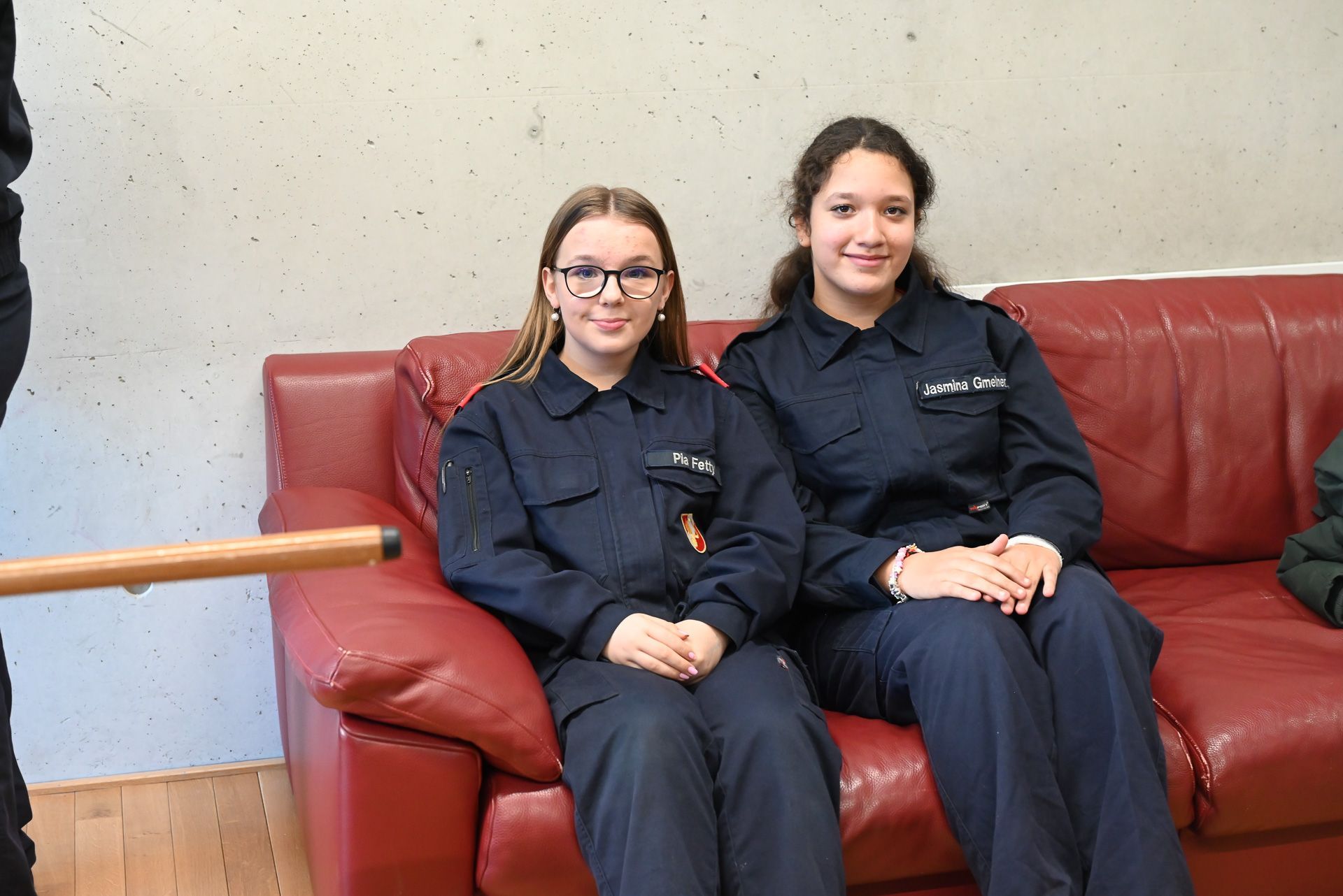 Pia und Jasmina verbringen gerne Zeit im Feuerwehrhaus.