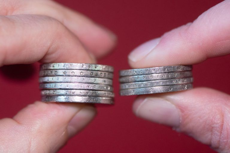 ABD0025_20260226 – DRESDEN – DEUTSCHLAND: ILLUSTRATION – 24.02.2026, Sachsen, Dresden: Ein Mann (l) und eine Frau halten gestapelte Zwei-Euro-Mnzen zwischen Daumen und Zeigefinger. In Sachsen ist die Lohnlcke zwischen Mnnern und Frauen geringer als im Bundesschnitt. (zu dpa: ÇFrauen in Sachsen bekommen sechs Prozent weniger LohnÈ) Foto: Sebastian Kahnert/dpa +++ dpa-Bildfunk +++. – FOTO: APA/dpa/Sebastian [&hellip;]