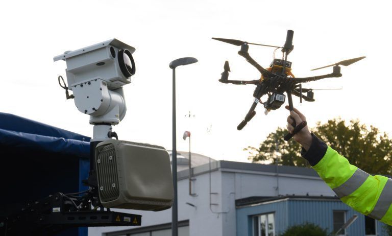 ABD0121_20260205 – BRAUNSCHWEIG – DEUTSCHLAND: ++ ARCHIVBILD ++ ARCHIV – 21.10.2025, Niedersachsen, Braunschweig: Ein DLR-Mitarbeiter hlt eine Drohne vor einem Fahrzeug zur Drohnendetektion auf dem Gelnde vom DLR Deutsches Zentrum fr Luft- und Raumfahrt bei der Erffnung des Drohnentestfelds Flybots. Mit dem Forschungsfahrzeug knnen Drohnen am Himmel erkannt, verfolgt und ggf. identifiziert werden. (zu dpa: [&hellip;]