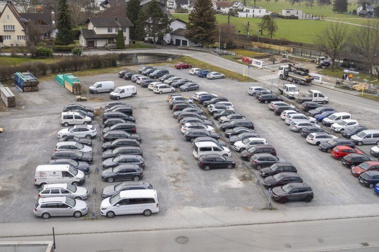 Umweltschutz will Beton statt Schotter: Wenn ein Parkplatz zum Bürokratiefall wird